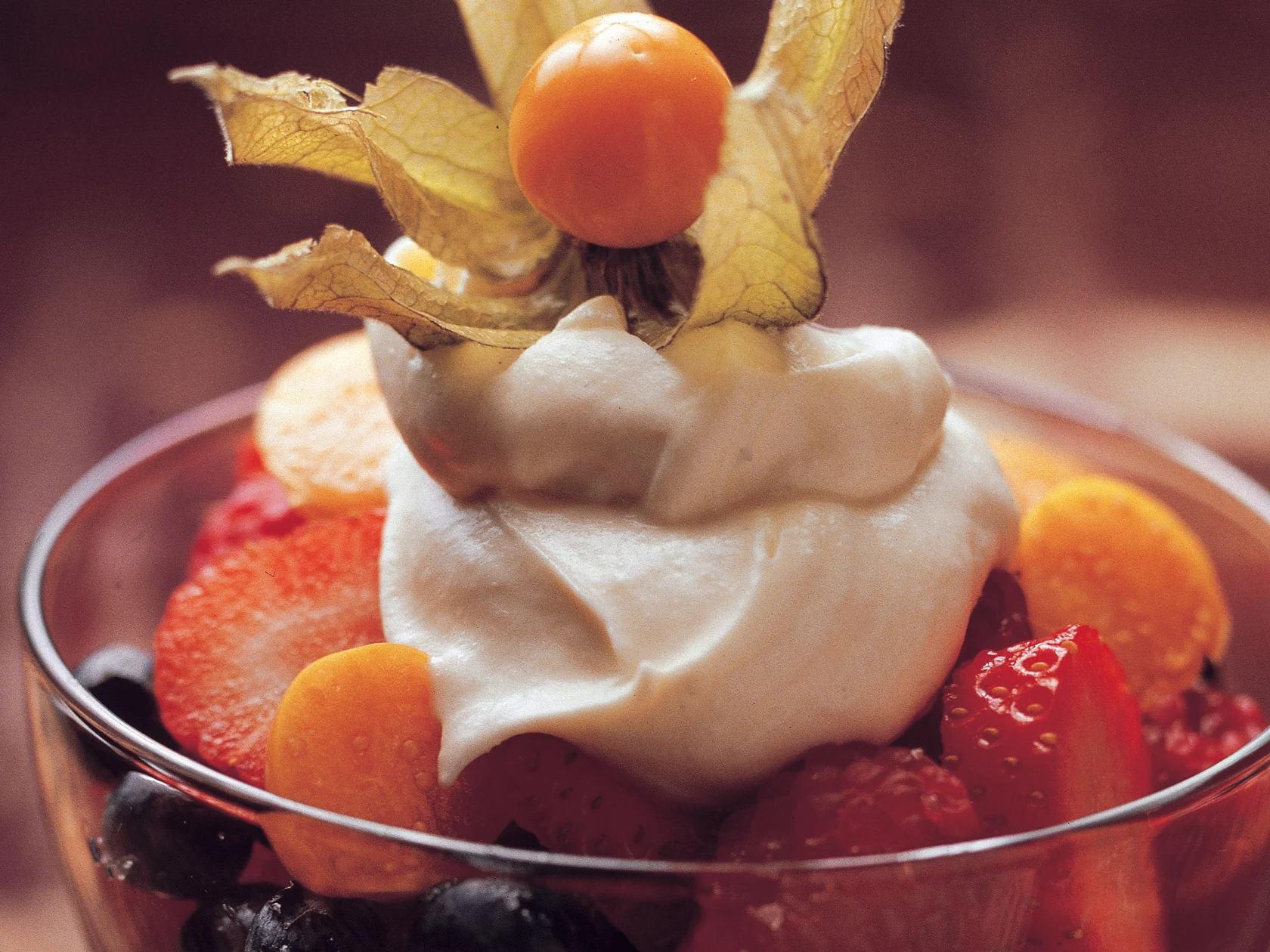 Marjasalaatti ja valkosuklaavaahtoa