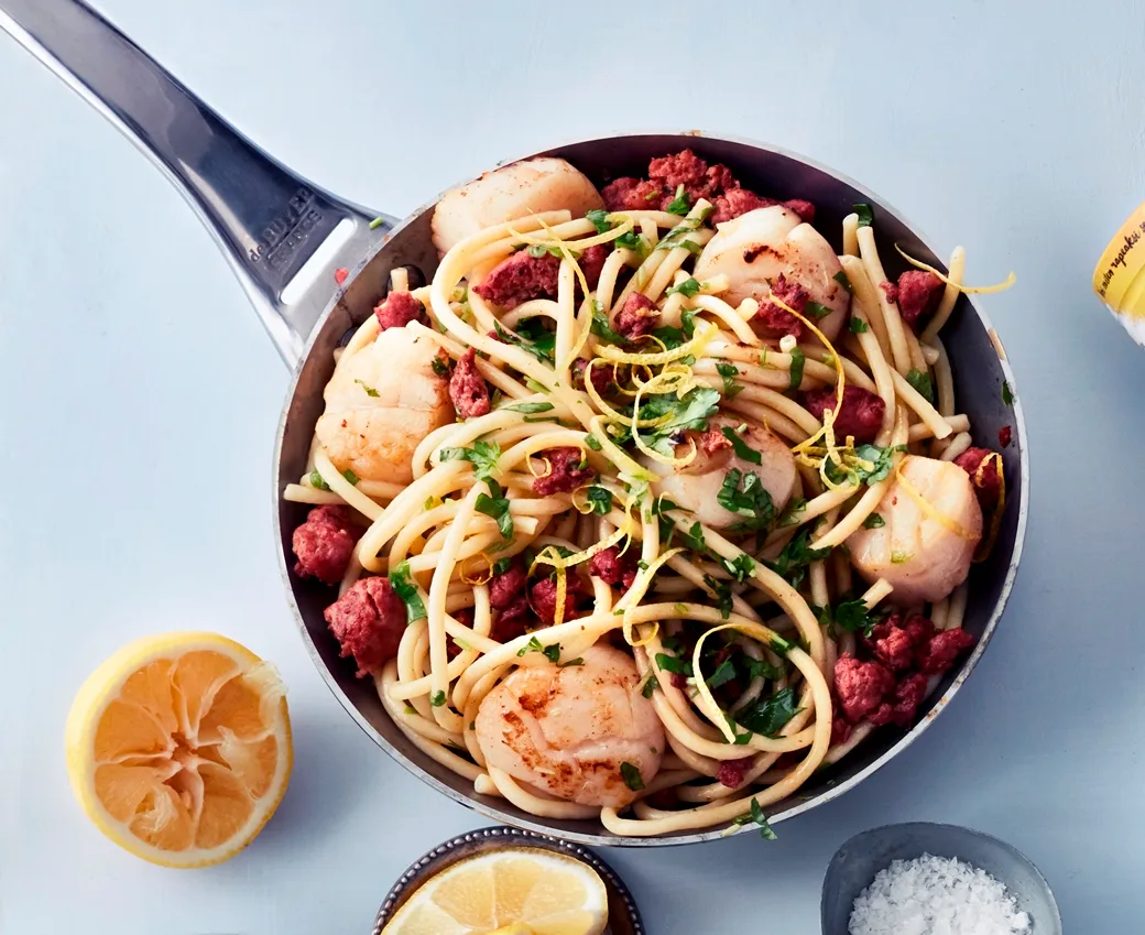 Kampasimpukka ja chorizopasta