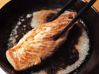 Ruskista filee kauttaaltaan kauniin ruskeaksi. Nosta jäähtymään.