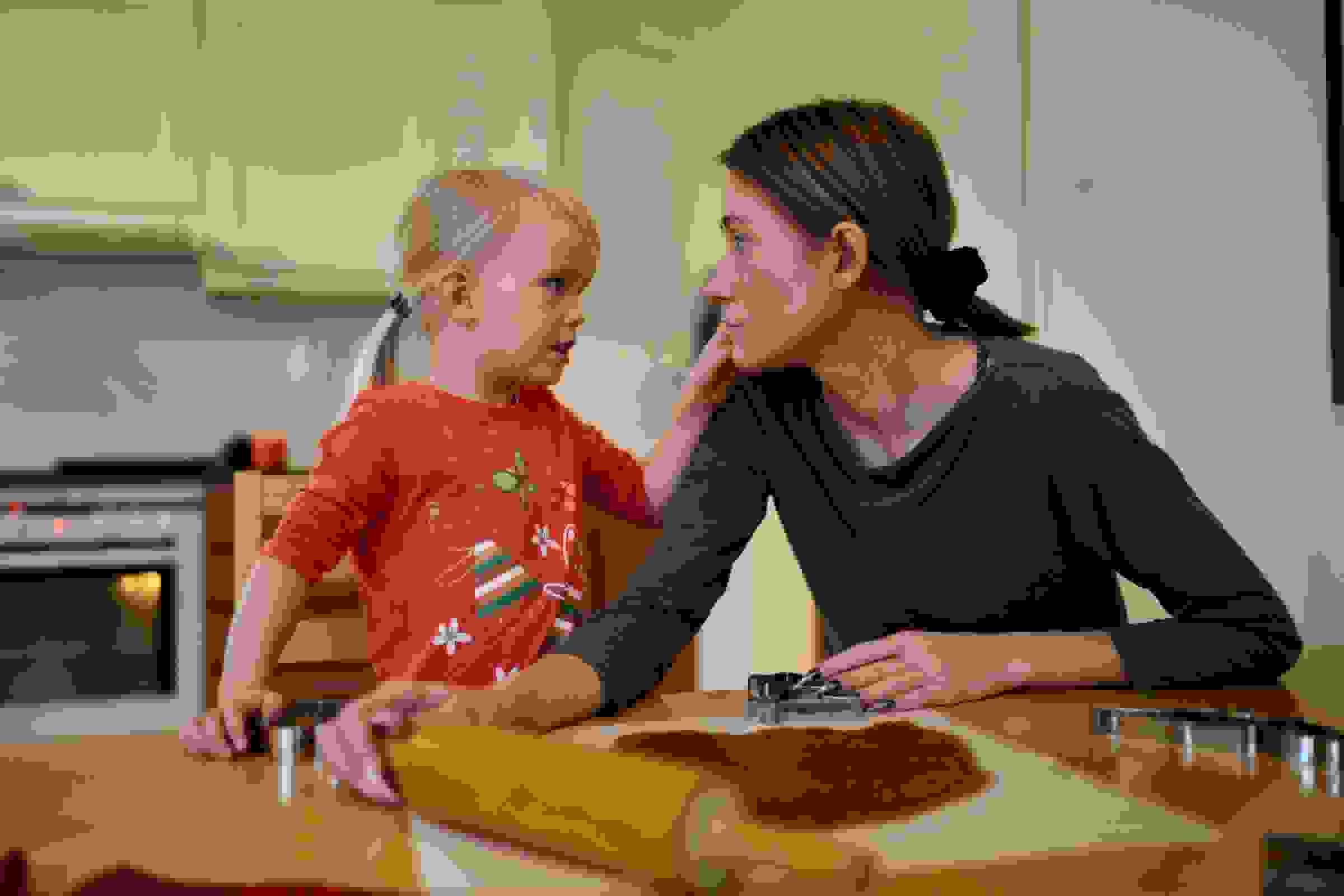 Hyvä Joulumieli kampanjakuva äiti ja lapsi leipomassa pipareita