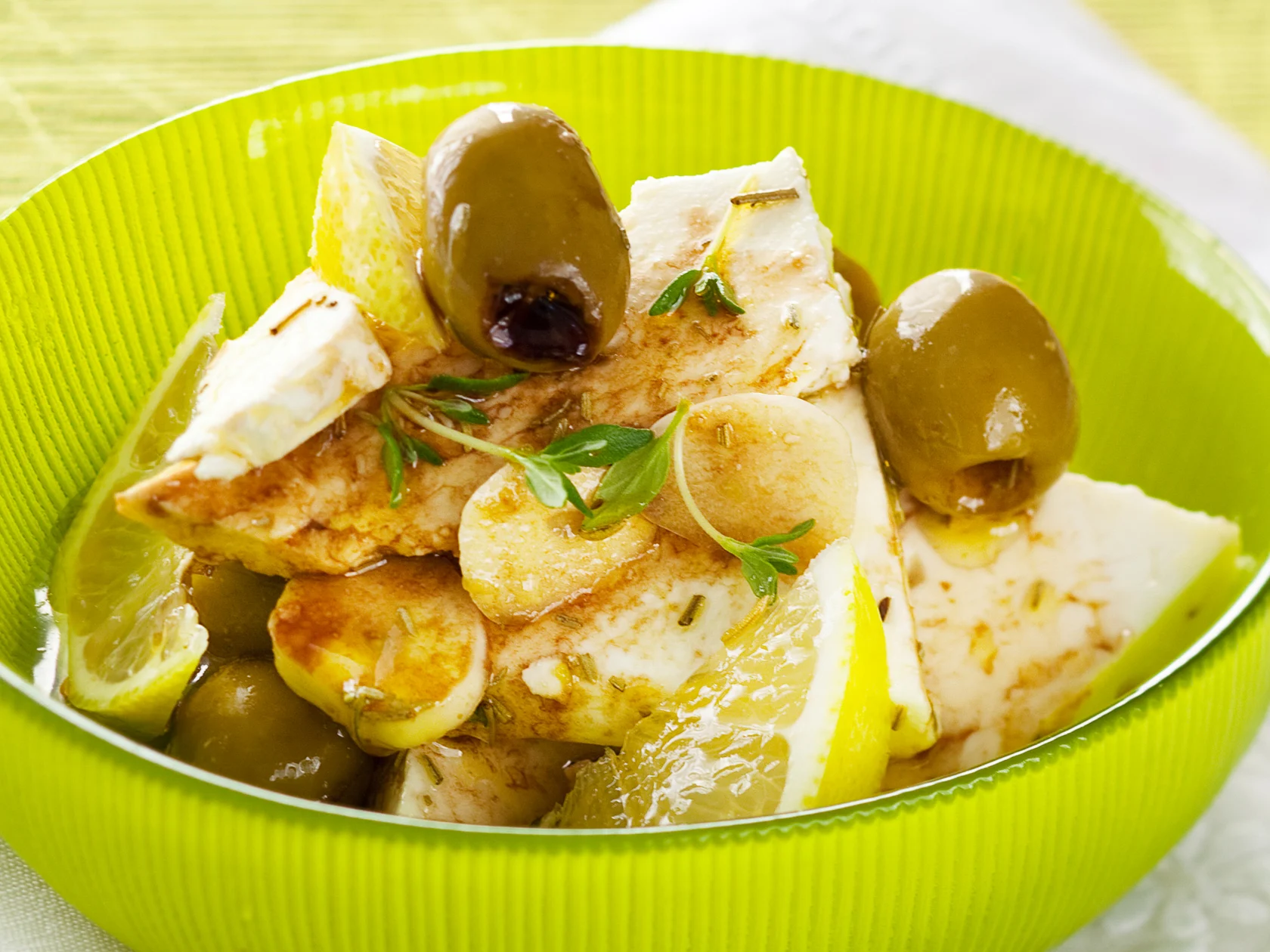 Marinoitu juusto-oliiviseos