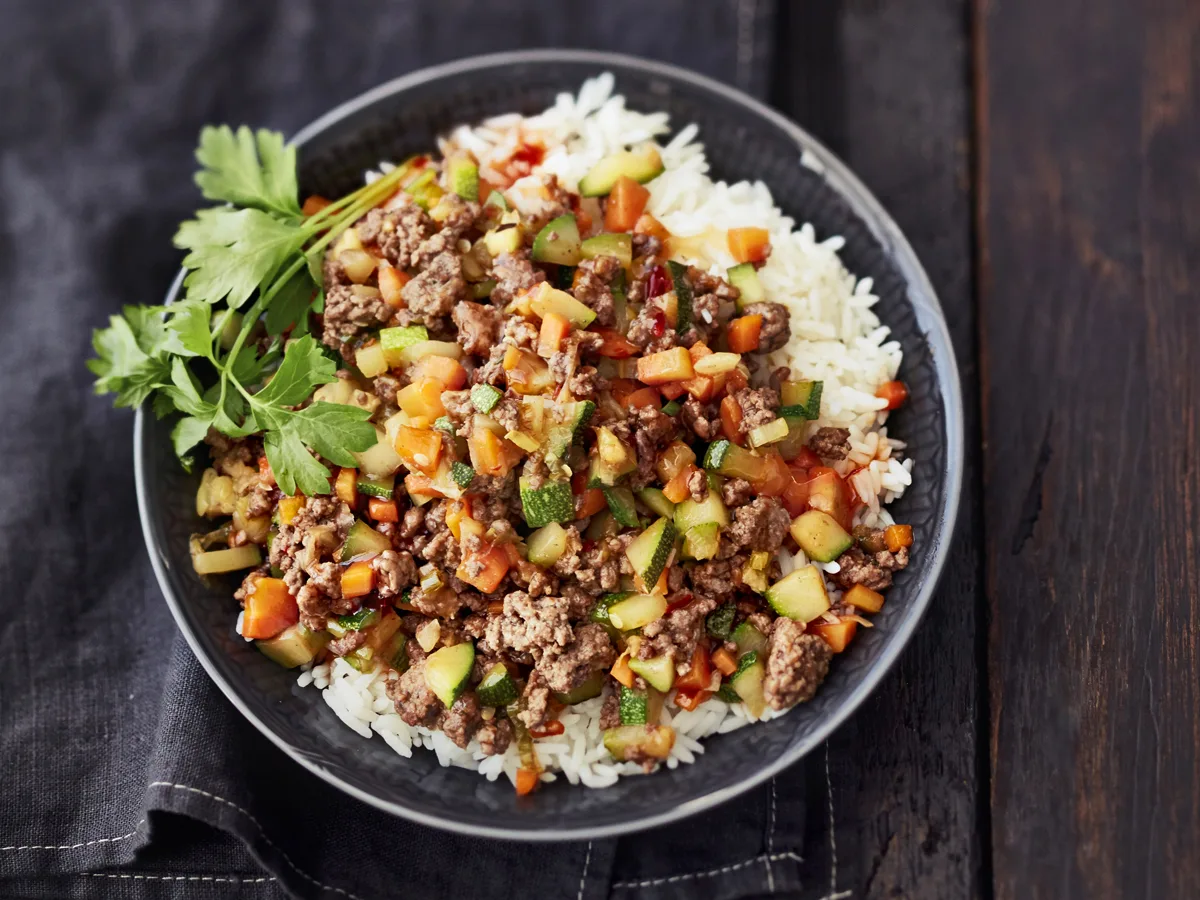 Mausteinen jauheliha ja riisi