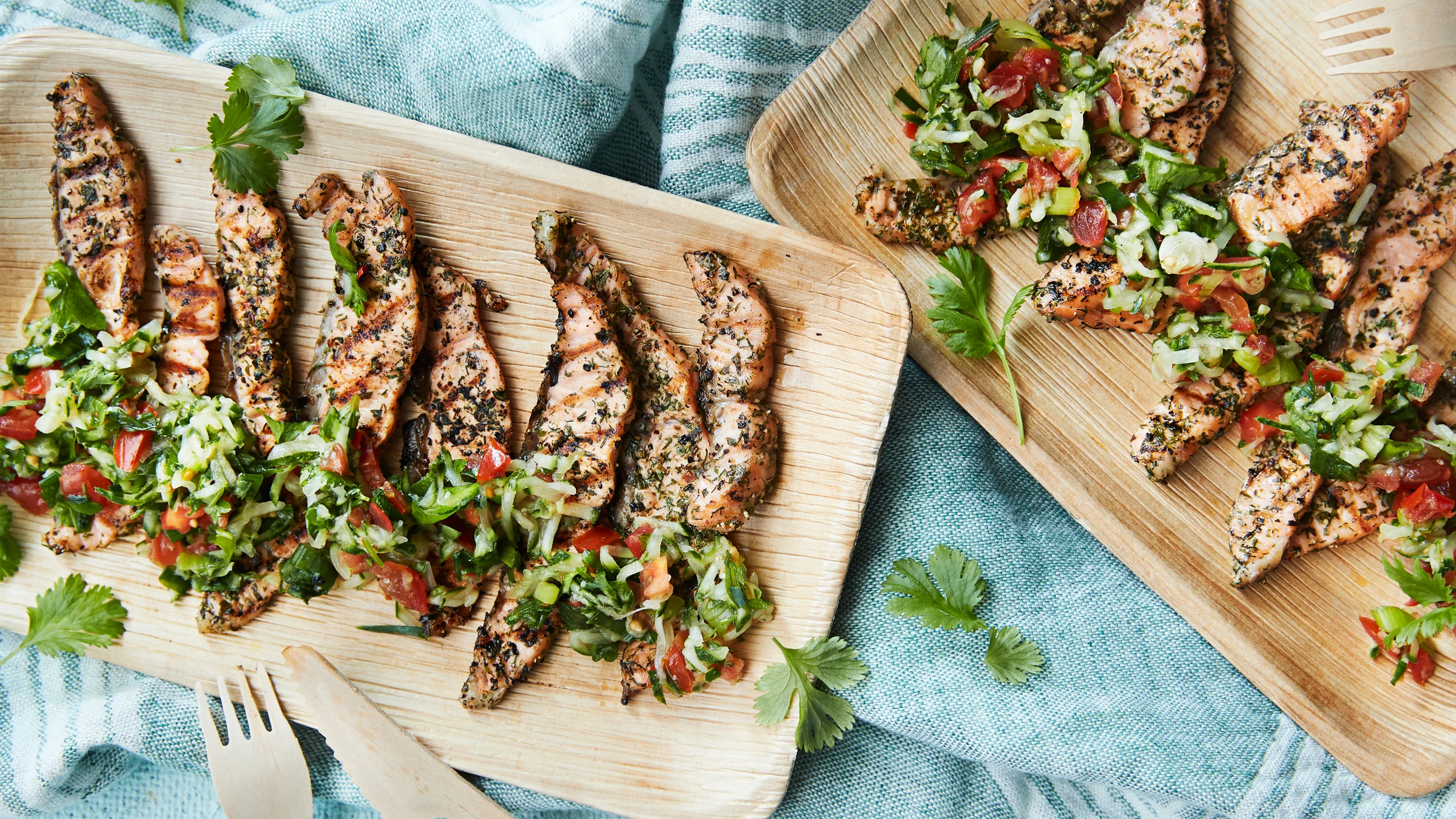 Grillatut lohiviipaleet ja kurkkusalsa