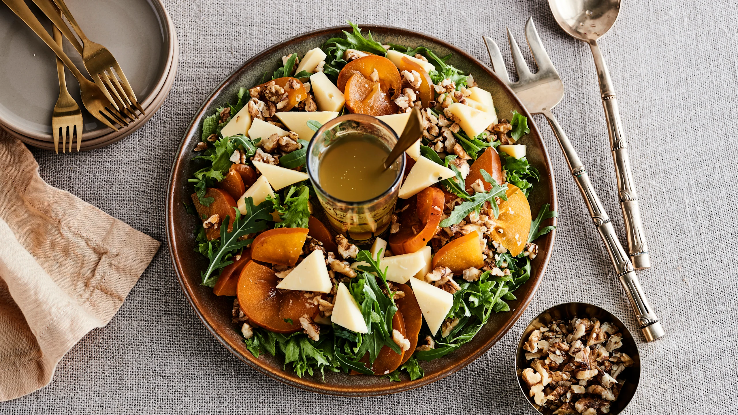 Persimon-juustosalaatti