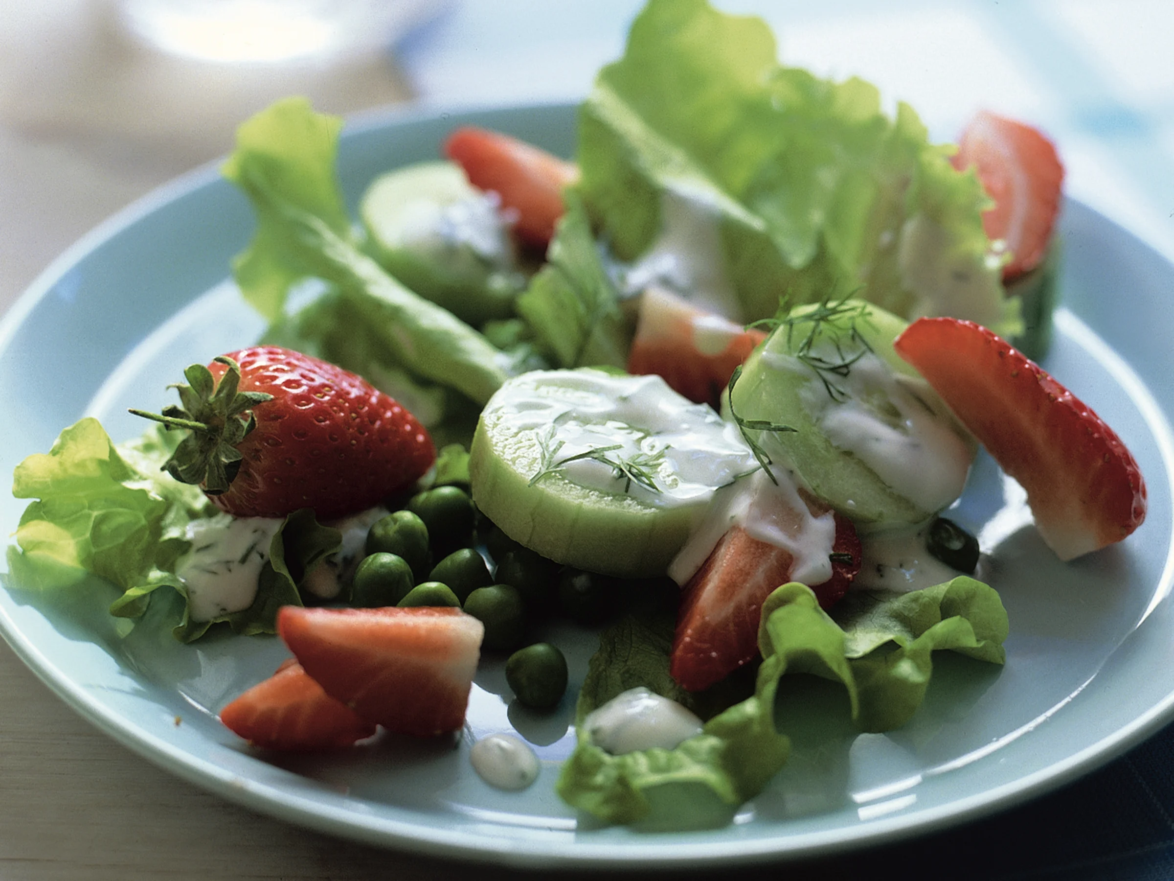 Kesäsalaatti avomaankurkuista