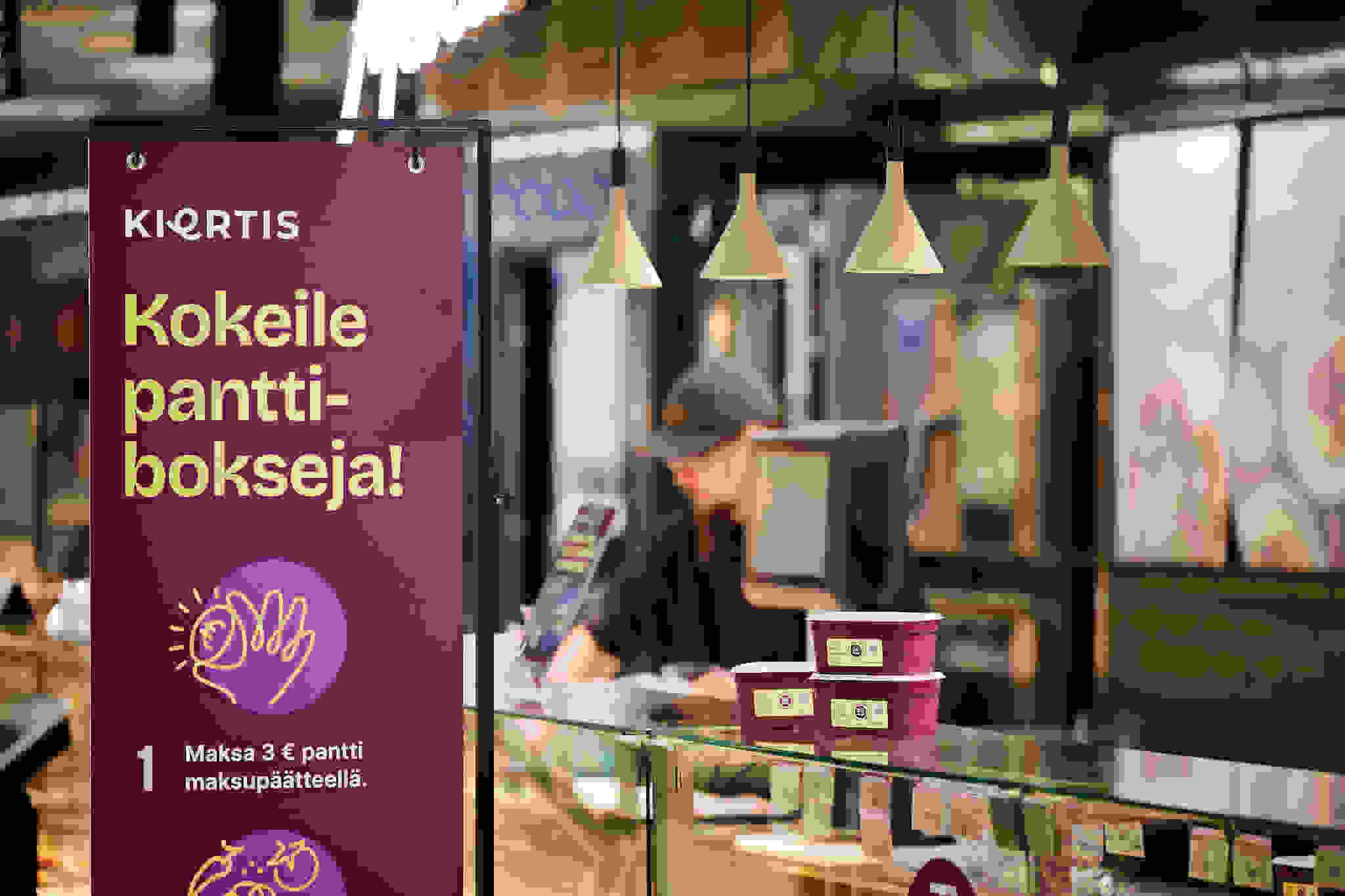 Pantillisia ja uudelleen käytettäviä Kiertis-rasioita ruokatorin tiskin päällä