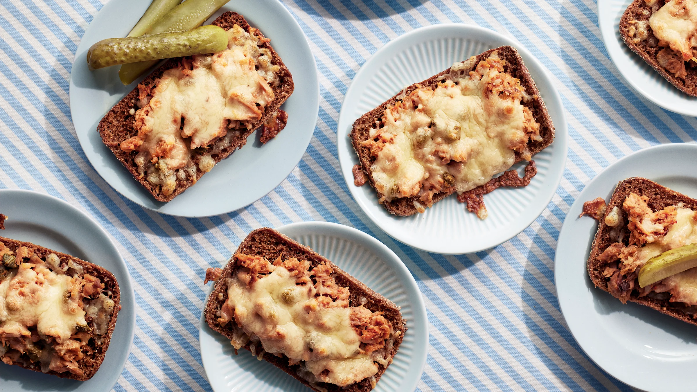 Lämpimät voileivat tonnikalasta