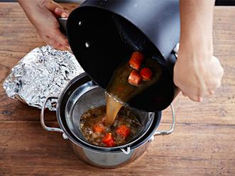 Kääri paisti leivinpaperiin ja sitten folioon. Siivilöi liemi.