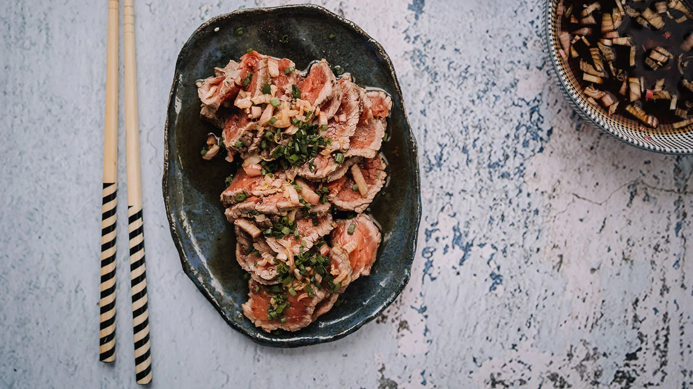 Beef tataki & ramen-kaalisalaatti
