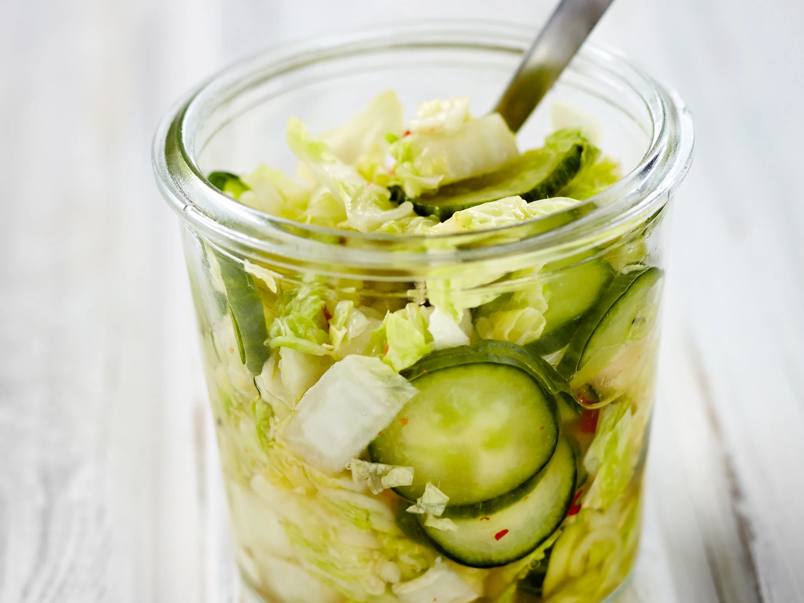 Pikkelöity kiinankaali-kurkkusalaatti