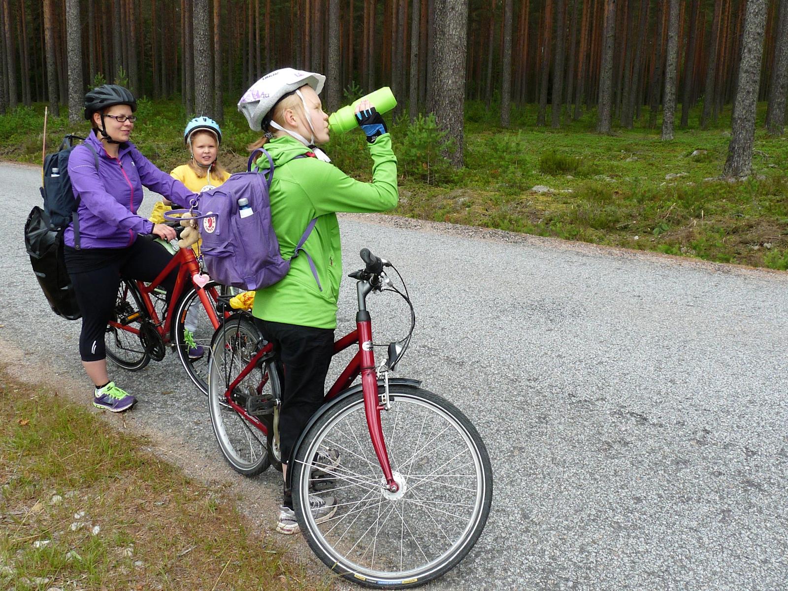 Lapset jaksavat polkea tutun paluumatkan muutamalla pysähdyksellä.
