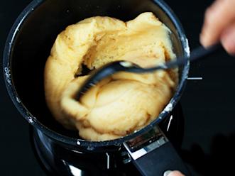 Kuumenna seosta uudelleen ja sekoita samalla puuhaarukalla, kunnes taikina irtoaa pohjasta ja reunoilta. Nosta jäähtymään hetkeksi.