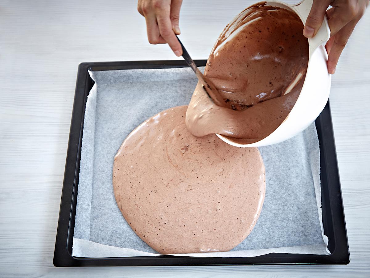 Levitä taikina leivinpaperoidulle uunipellille ja paista 225-asteisen uunin keskitasolla noin 7 minuuttia.