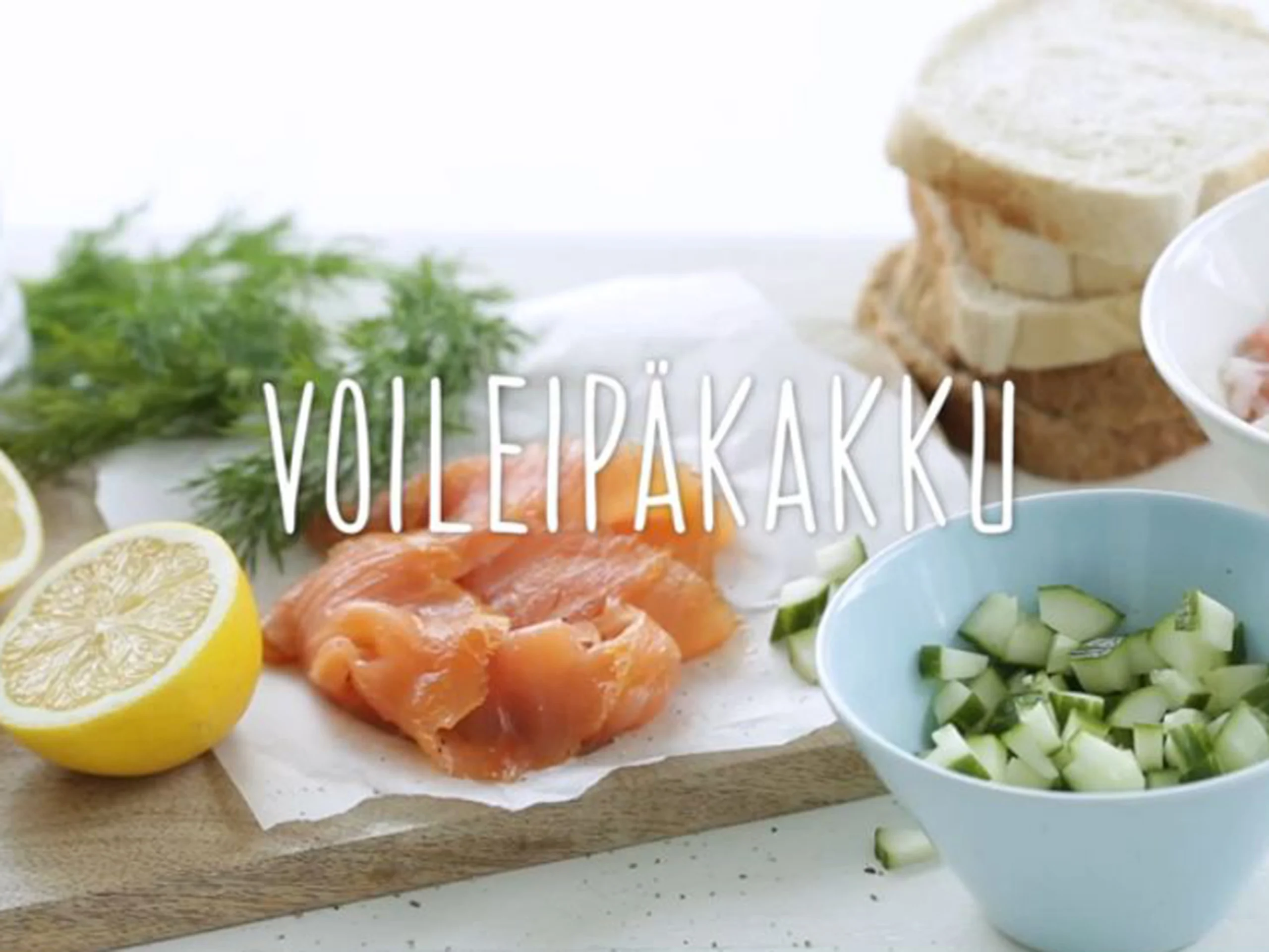 Mehevän lohivoileipäkakun kokoaminen