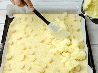 Levitä kuorrutus pinnalle. Jatka paistamista 12–13 minuuttia tai kunnes pinta on kauniin ruskea.