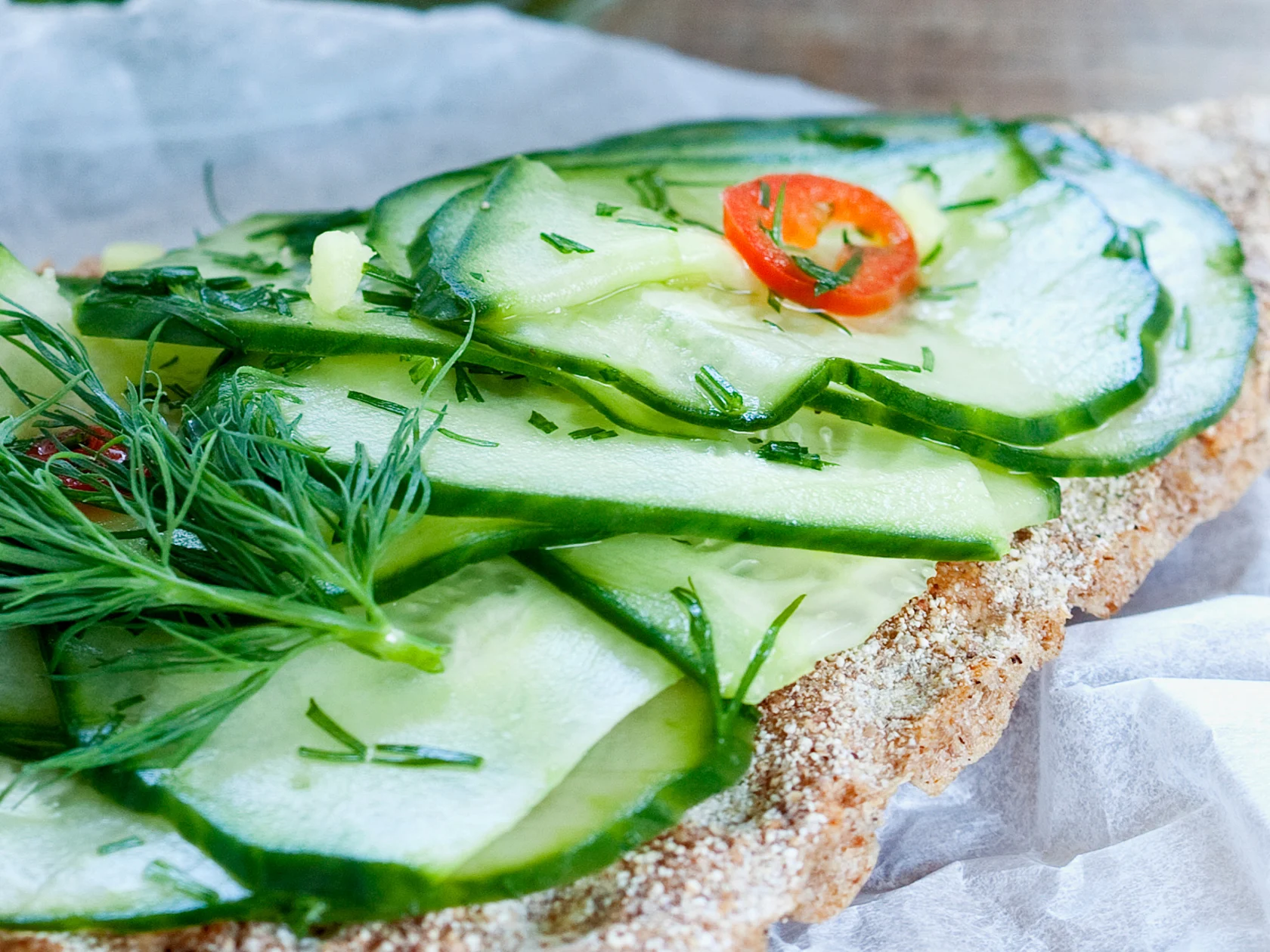 Chilillä ja inkiväärillä terävöitetyt hölskytyskurkut