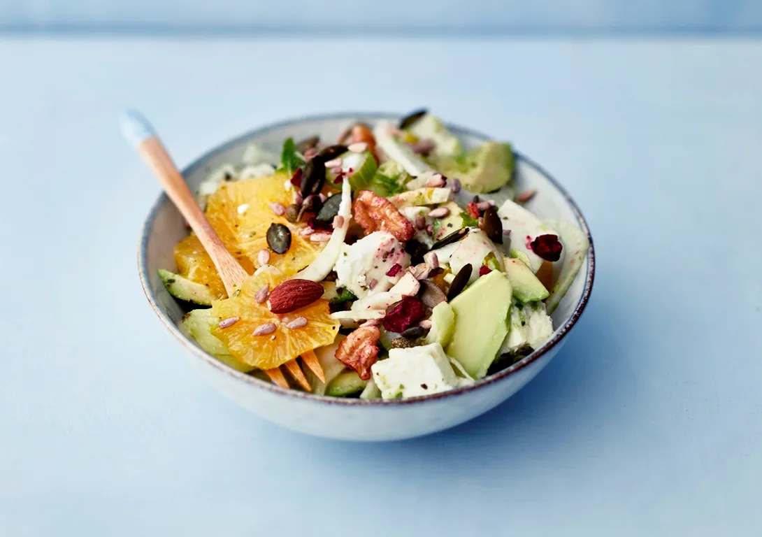 Salaattijuusto-avokadosalaatti