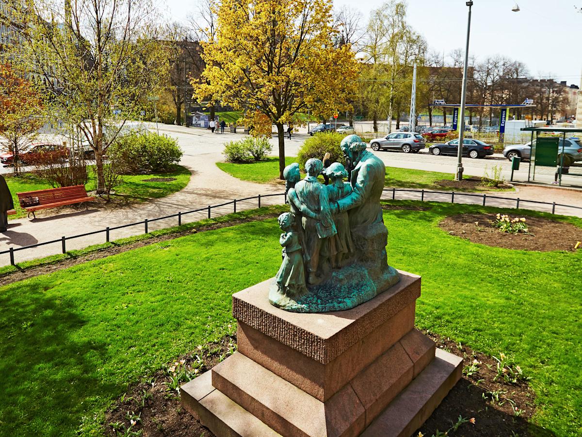 Zacharias Topeliuksen patsas