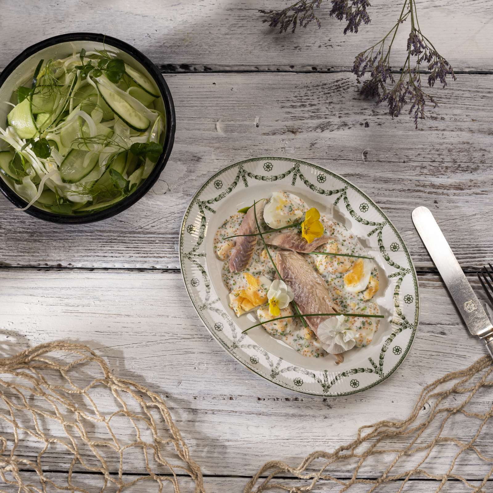 Savukala kuuluu Suomen kesäruokaklassikoihin. Klassinen kananmunakastike ja raikas fenkolilla maustettu kurkkusalaatti täydentävät kokonaisuuden.