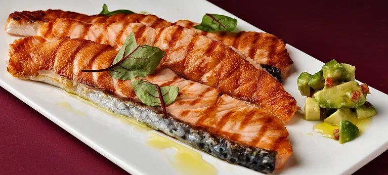 Avokado- ja lohicrostinit