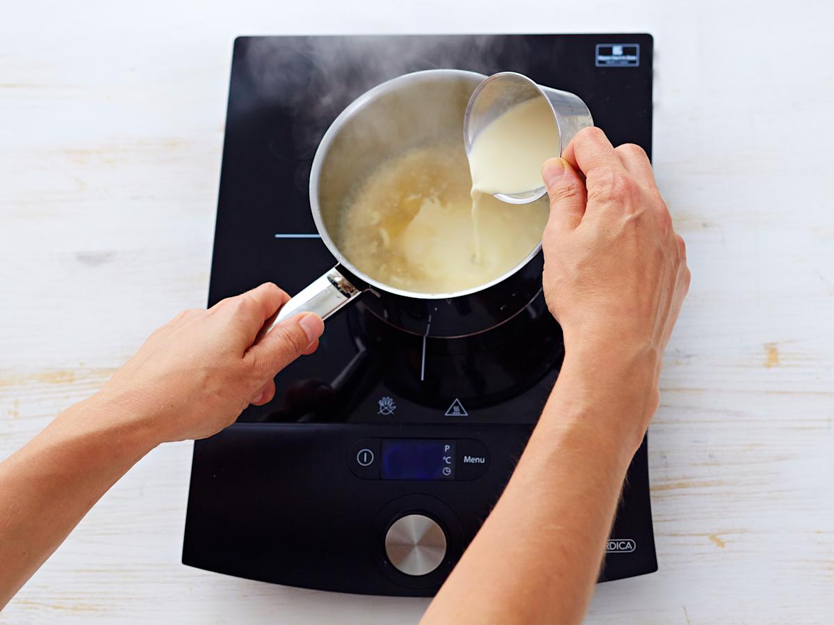 Siivilöi kastikepohja kattilaan ja lisää kerma. Kiehauta.