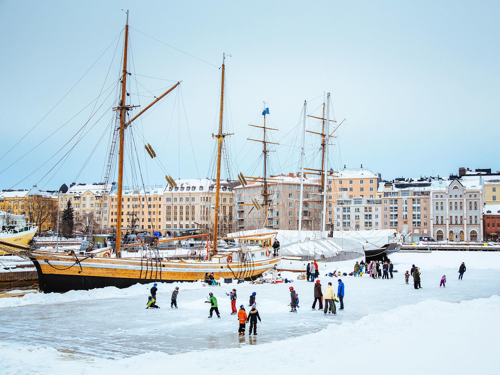 Helsingissä pääsee talvisin luistelemaan luonnonjäälle