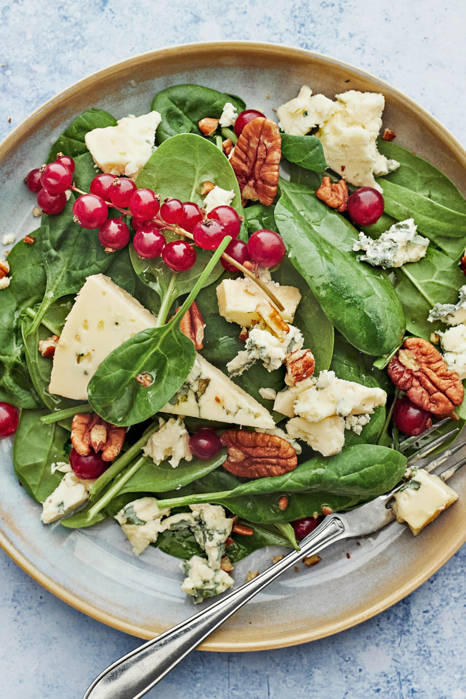 Sinihomejuusto-punaherukkasalaatti