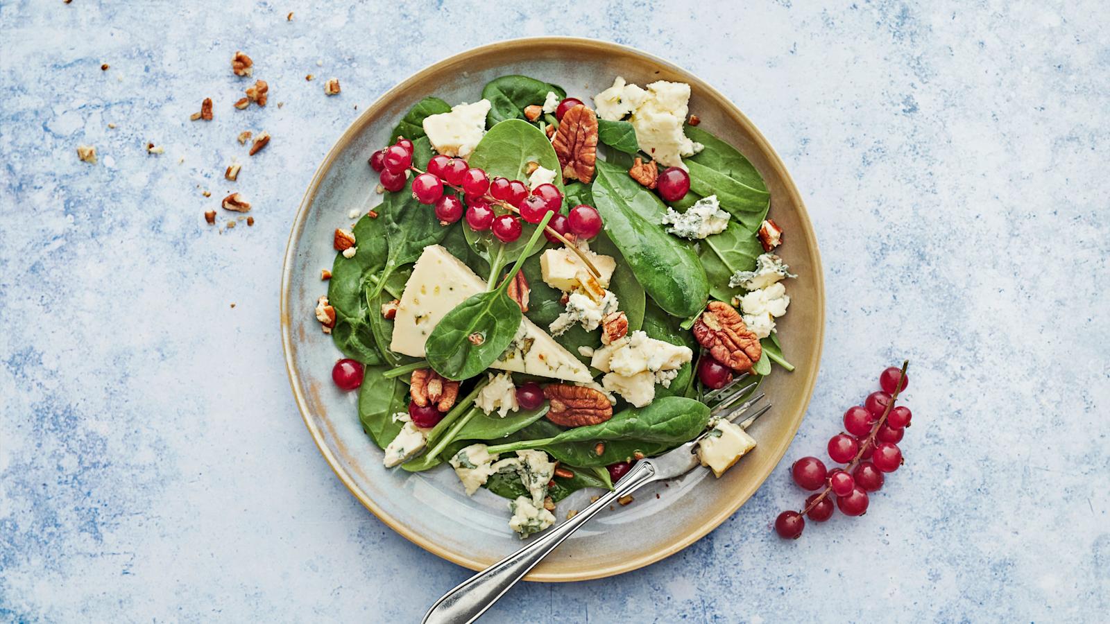 Sinihomejuusto-punaherukkasalaatti