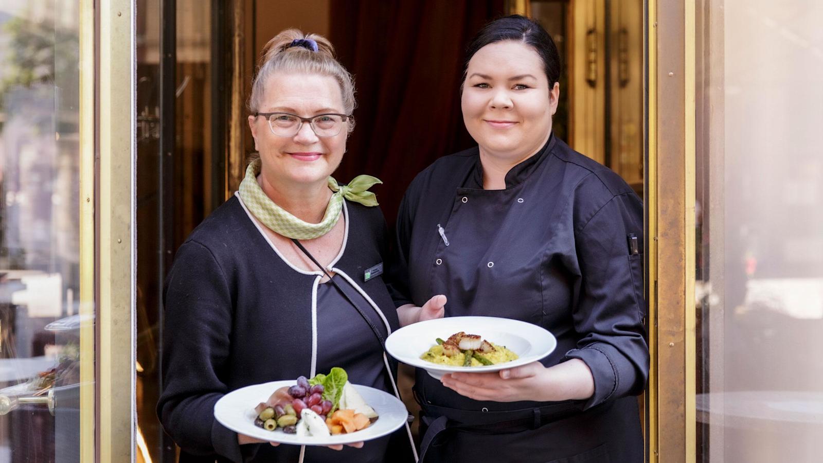 "Elokuussa sytytämme kynttilät tuomaan tunnelmaa terassille. Ja jos ilta sattuu olemaan viileä, tarjoamme shaalin lämmikkeeksi", kertovat La Famiglian ravintolajohtaja Tiina Kruus sekä keittiömestari Marika Auranen. 