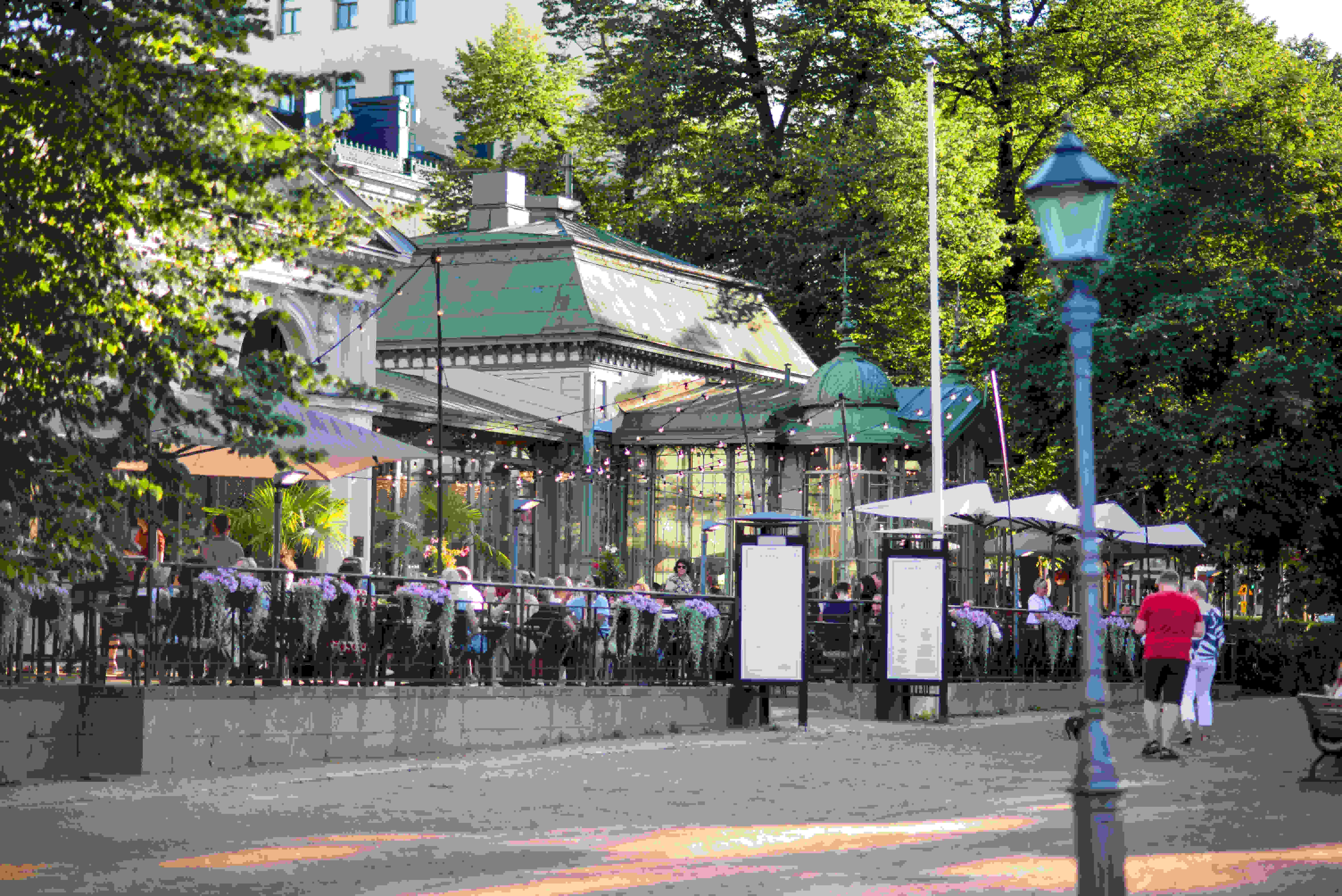 Elämää Esplanadilla ravintola Kappelin edustalla