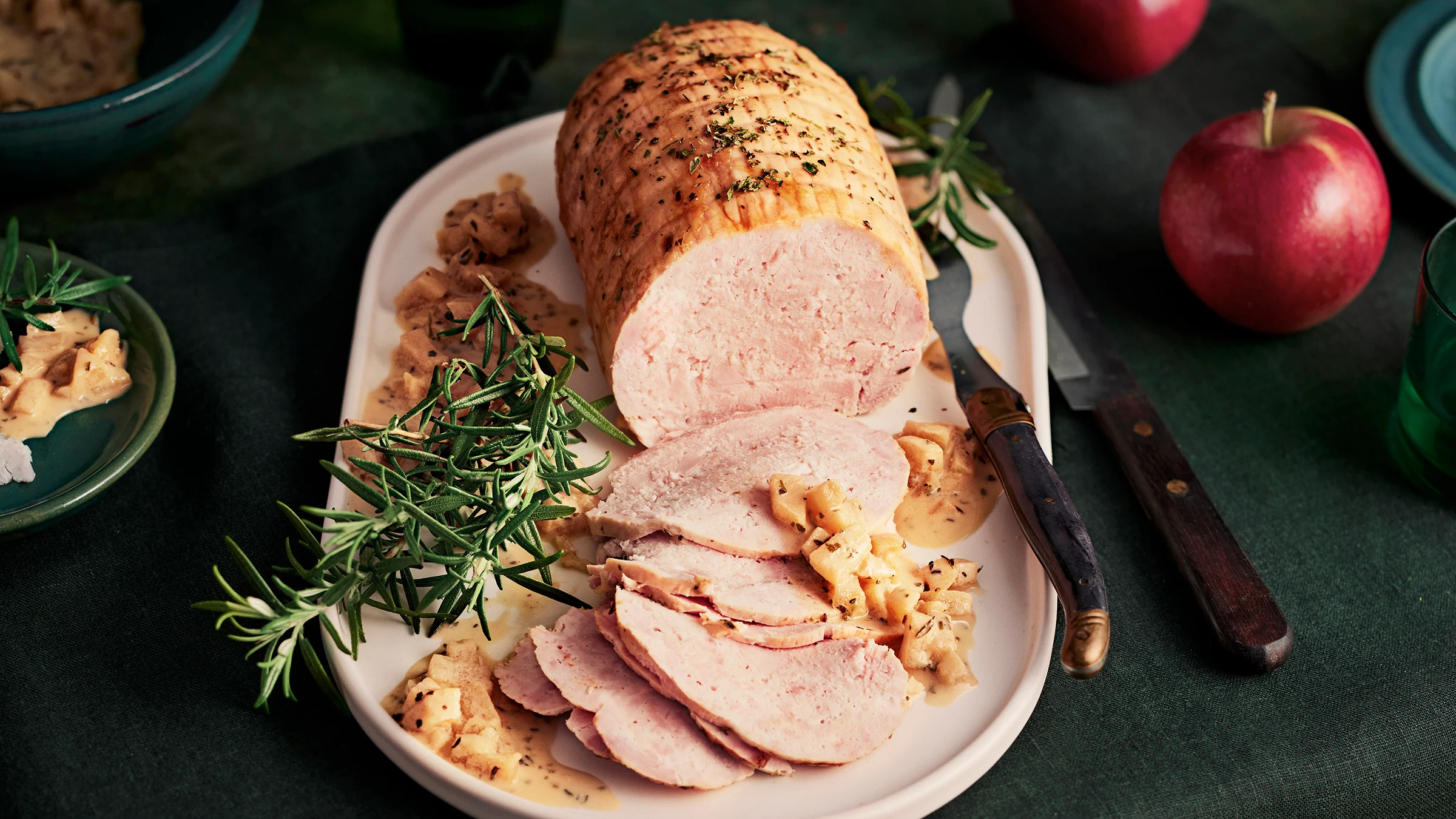 Helppo kalkkunarulla vadilla, puoliksi siivutettuna. Tarjoillaan omenakastikkeen kanssa. 