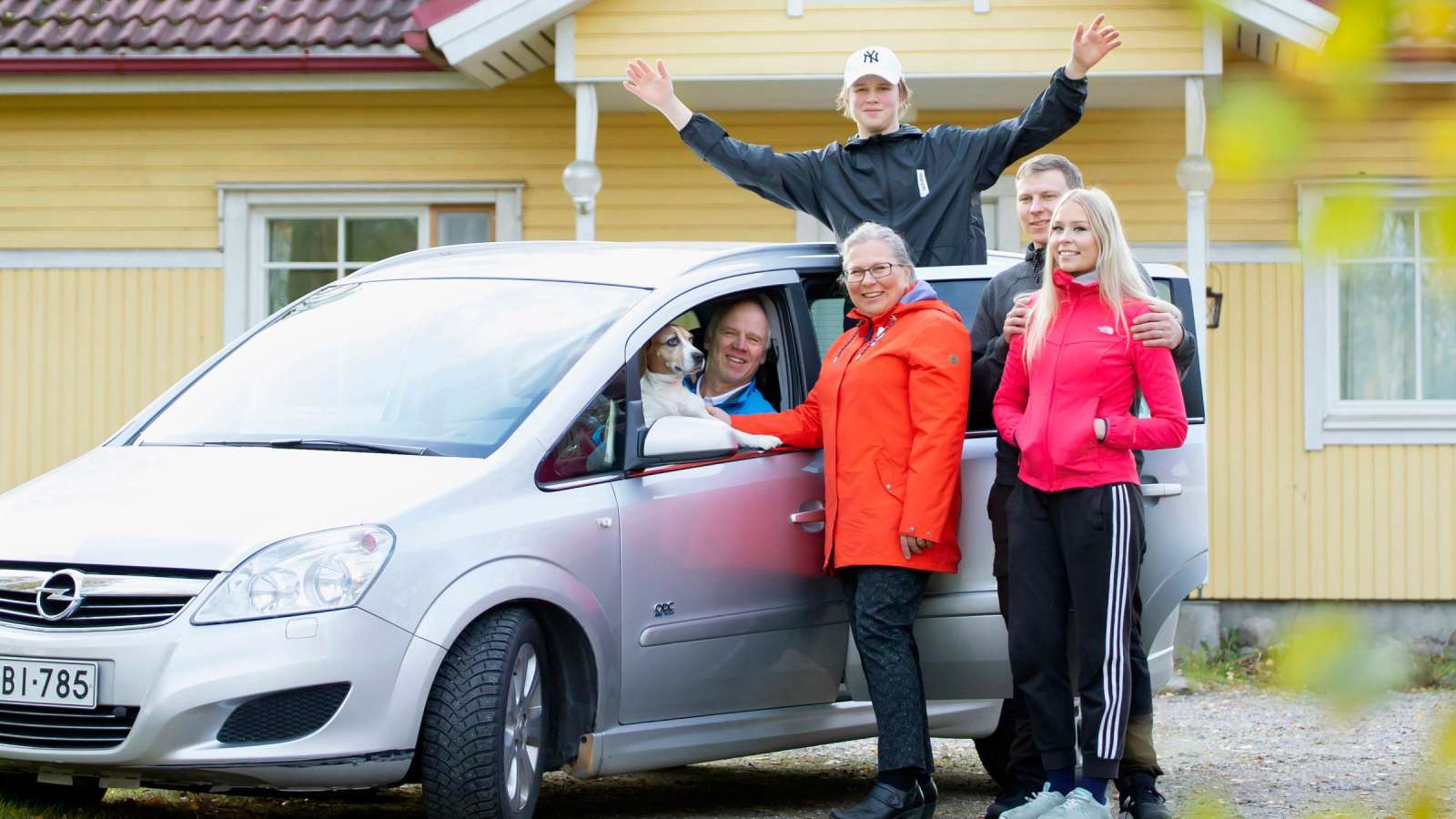 Bonusrahoilla ostetun  Opelin kyyti on tullut tutuksi Helena Taskisen  ja Ilpo Koskisen perheelle. Kuvassa vanhempien lisäksi Onni ja Kalle sekä Kallen tyttöystävä  Essi Malinen.