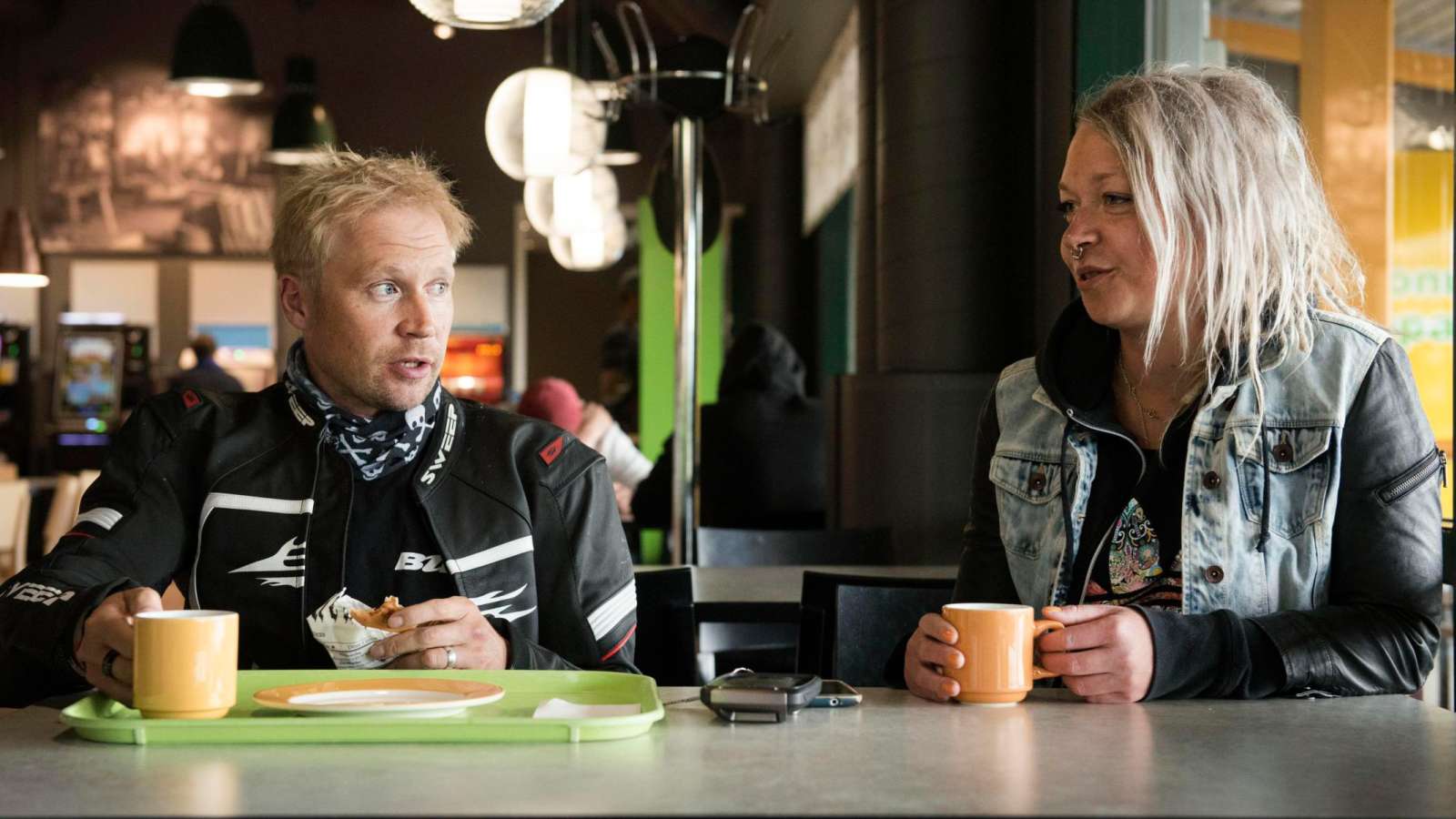 Sisarukset Teuvo Seppälä ja Riina Landén pysähtyivät Karkkilan ABC:lle kahville.