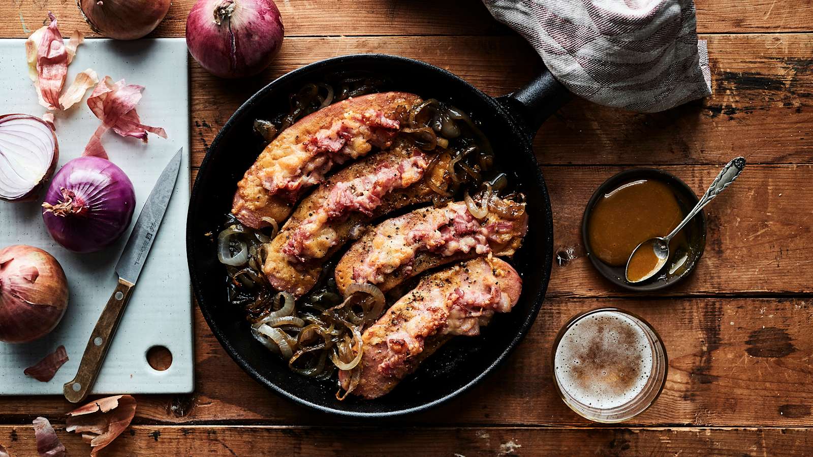 pekoni-uunimakkara-ja-karamellisoidut-sipulirenkaat-uuniruoat