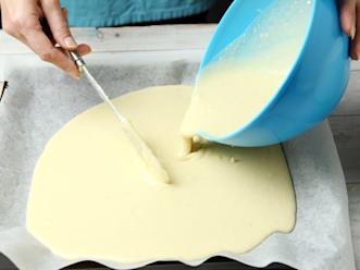 Kaada taikina leivinpaperilla vuoratulle pellille. Paista pohjaa 200-asteisessa uunin keskitasossa 12 minuuttia puolikypsäksi.