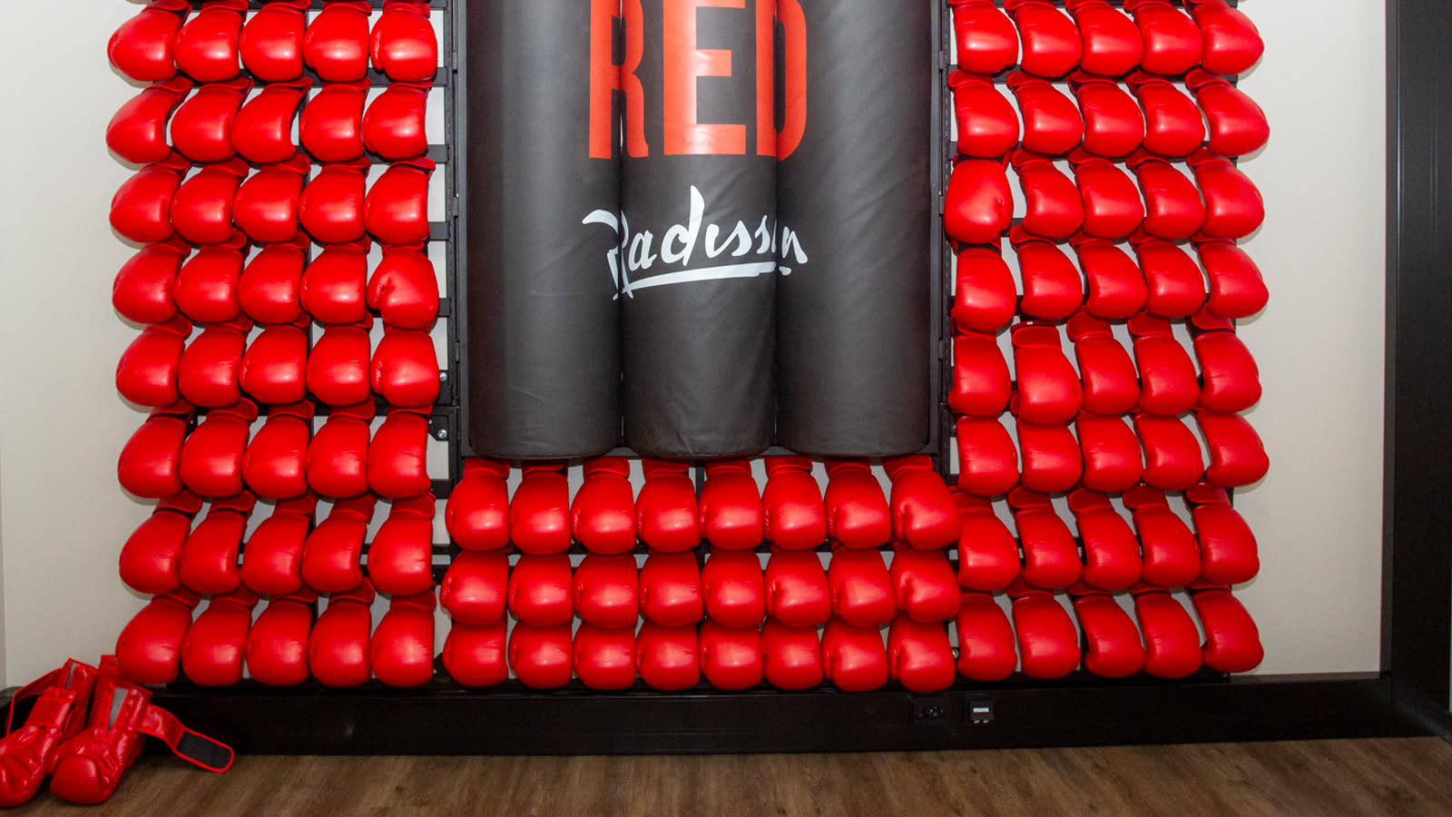 Punainen nykkeilyseinä Radisson RED Helsingissä on tehty nyrkkeilyhanskoista