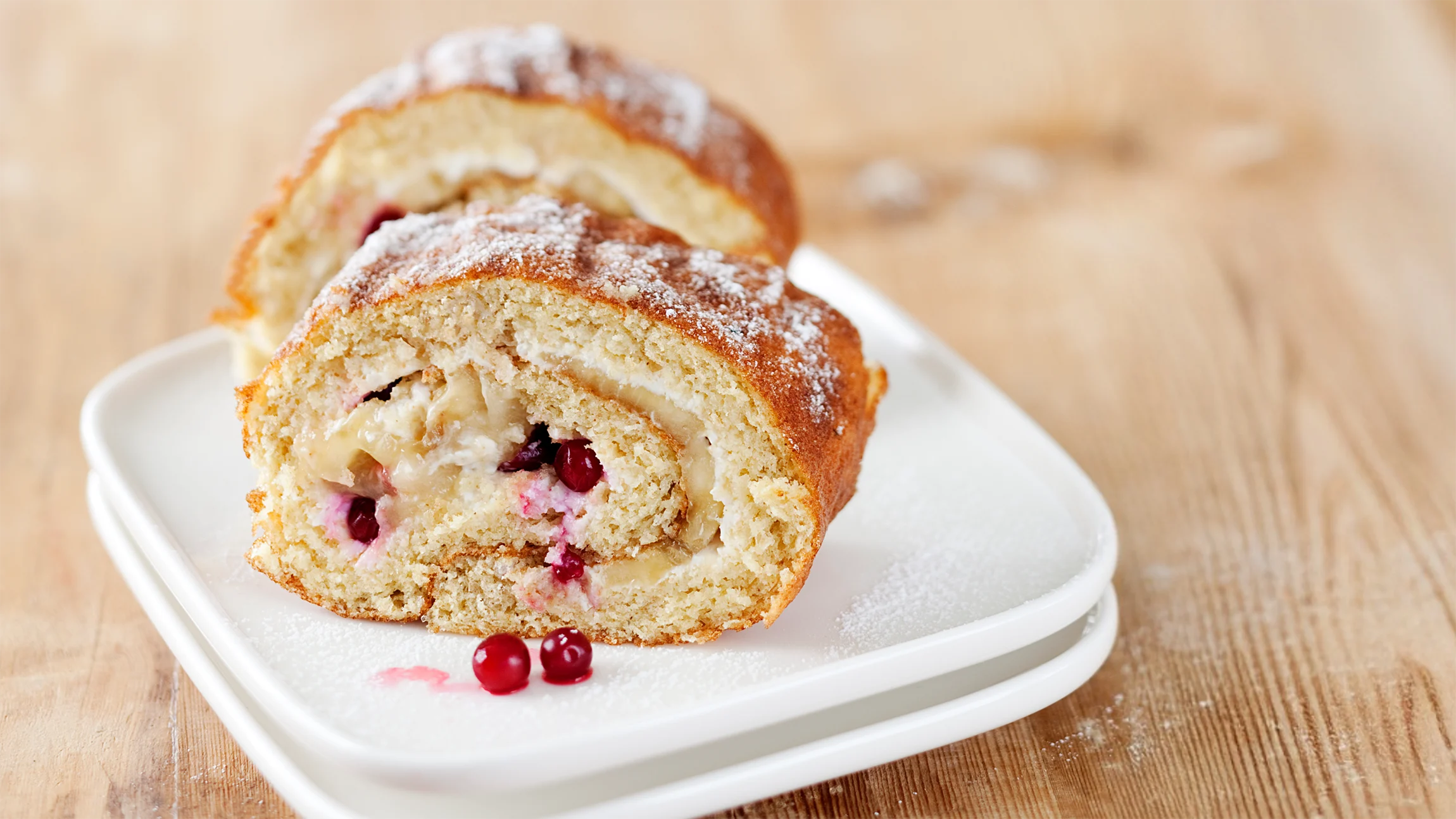 Banaani-puolukkakääretorttu