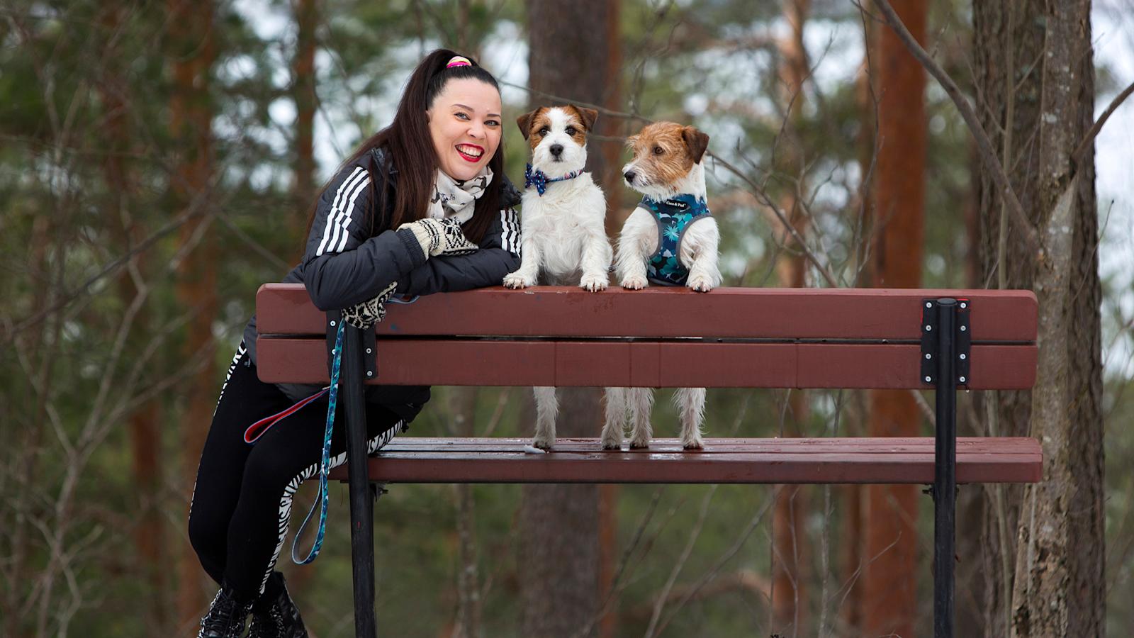 Sopraano Johanna Kalmari ja jackrussellinterrierit Häjy ja Nisu 