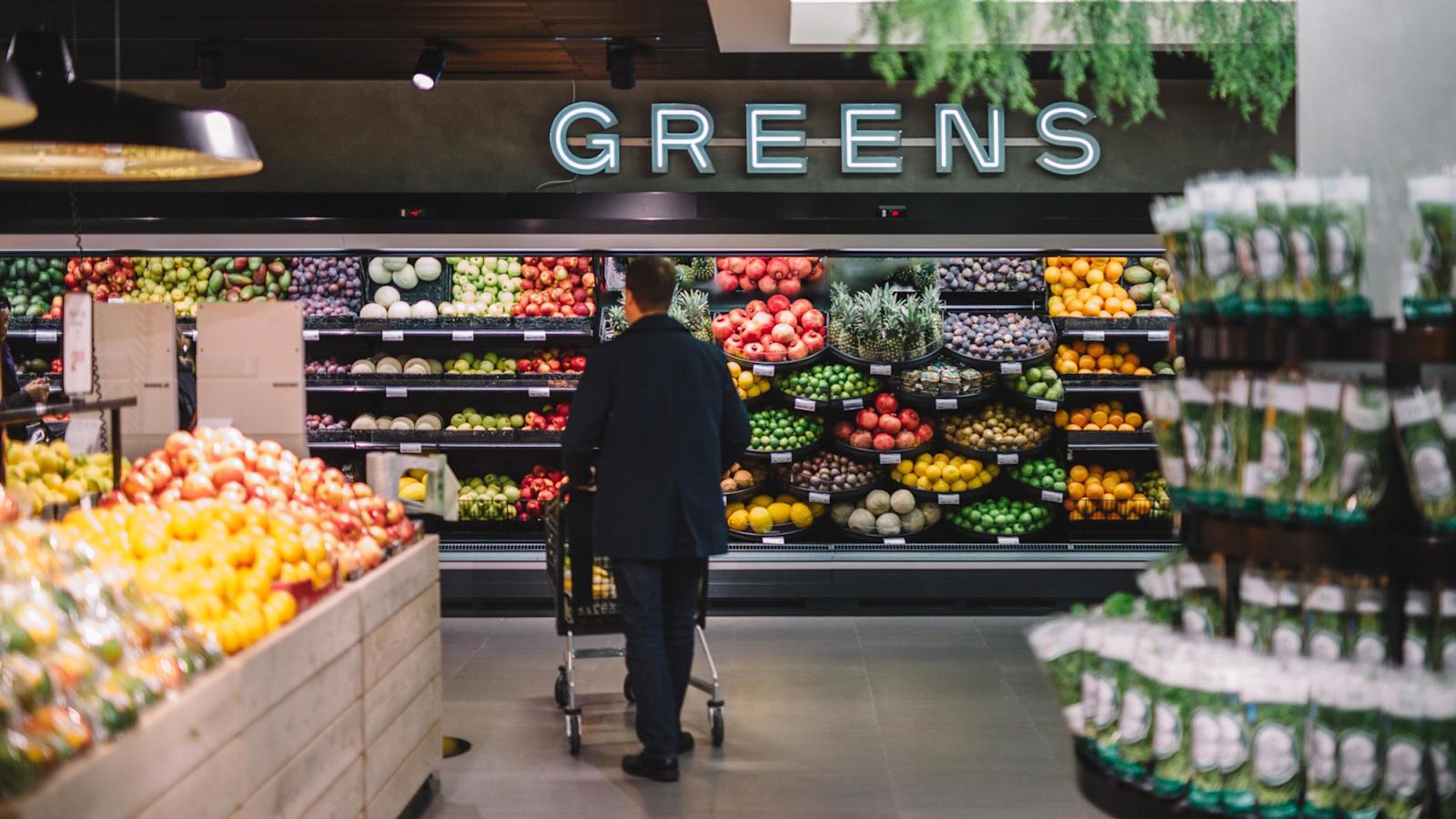 Mies työntää ostoskärryjä Food Market Herkun hevi-osastolla