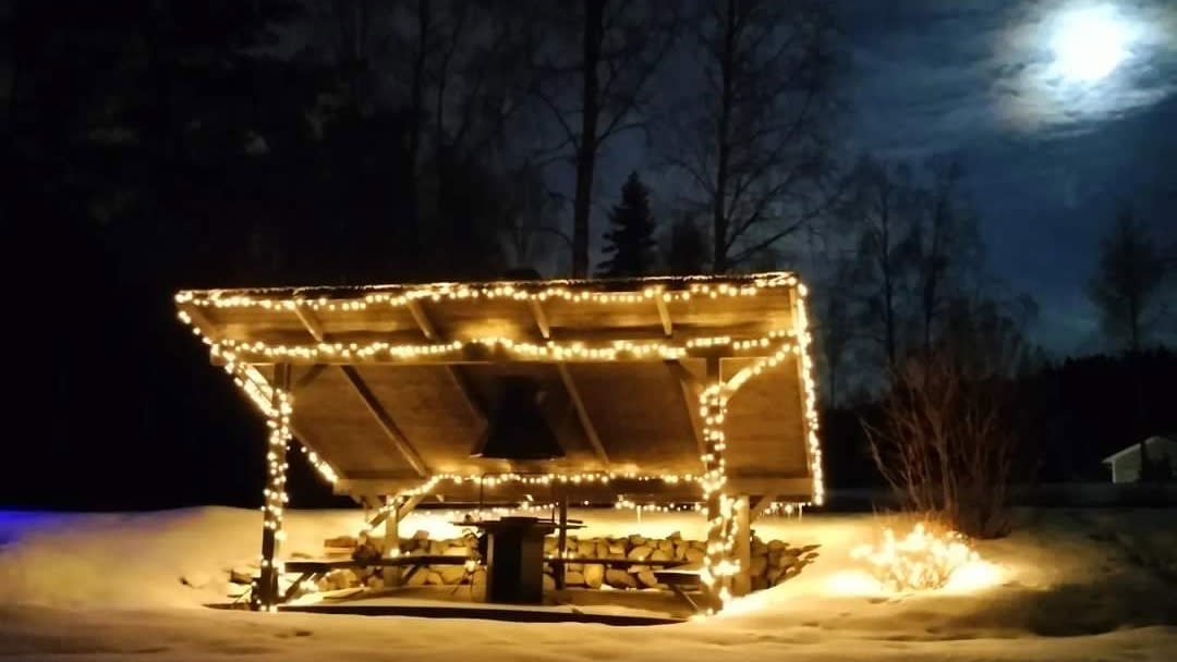 Jouluvaloin koristeltu laavu