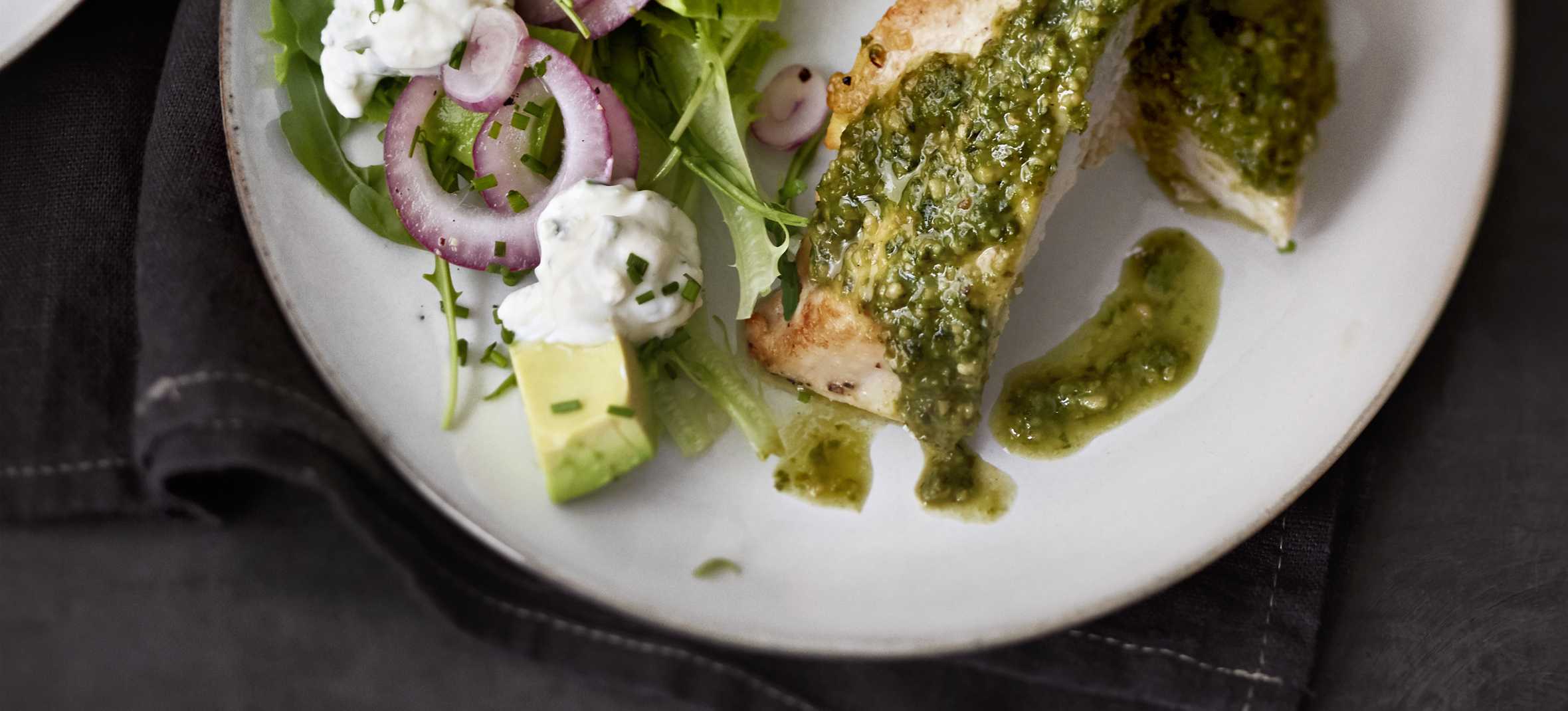 Broileria ja aurajuusto-avokadosalaattia