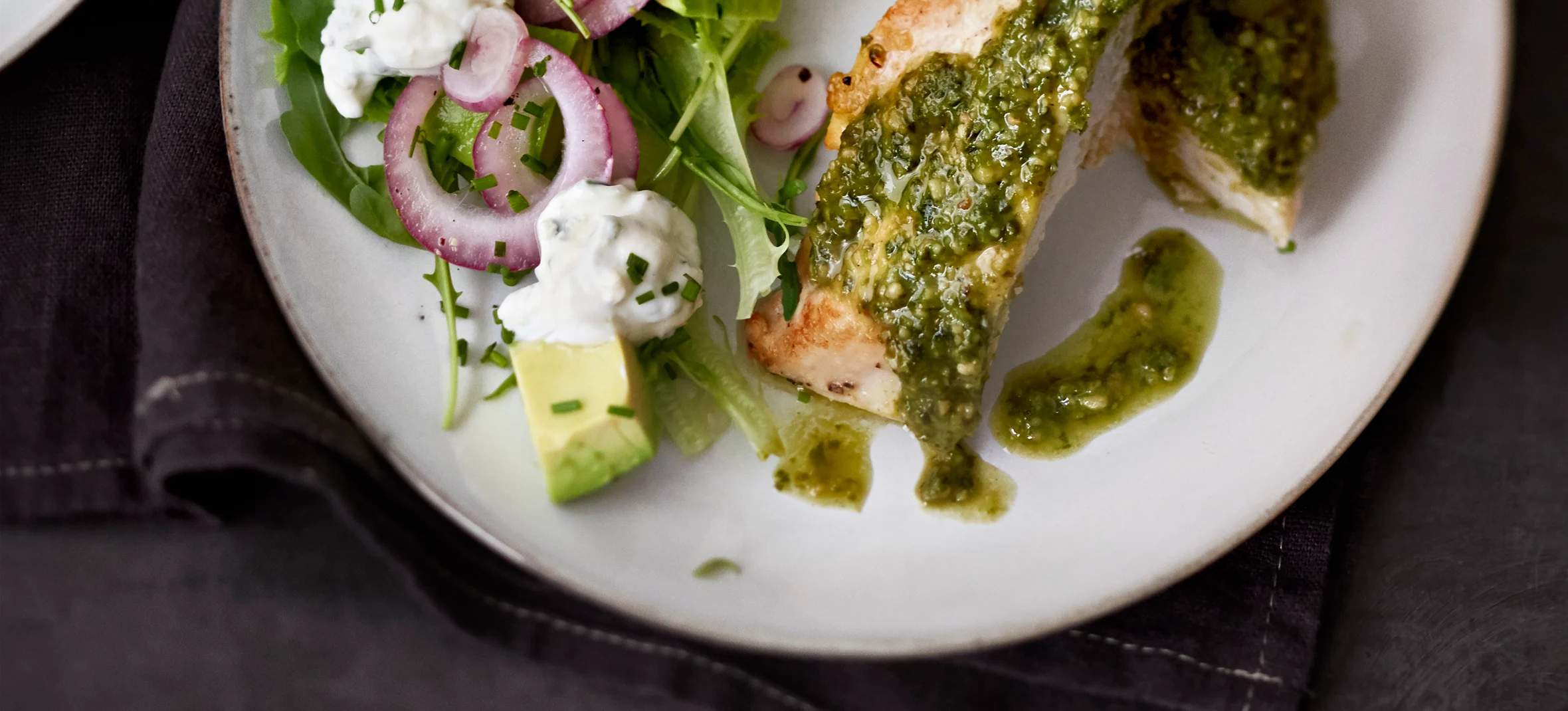 Broileria ja aurajuusto-avokadosalaattia