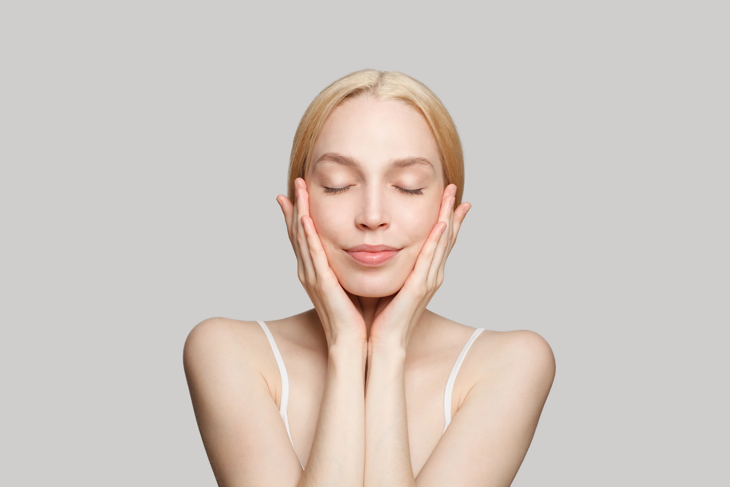 Vaalea nainen poseeraa silmät kiinni