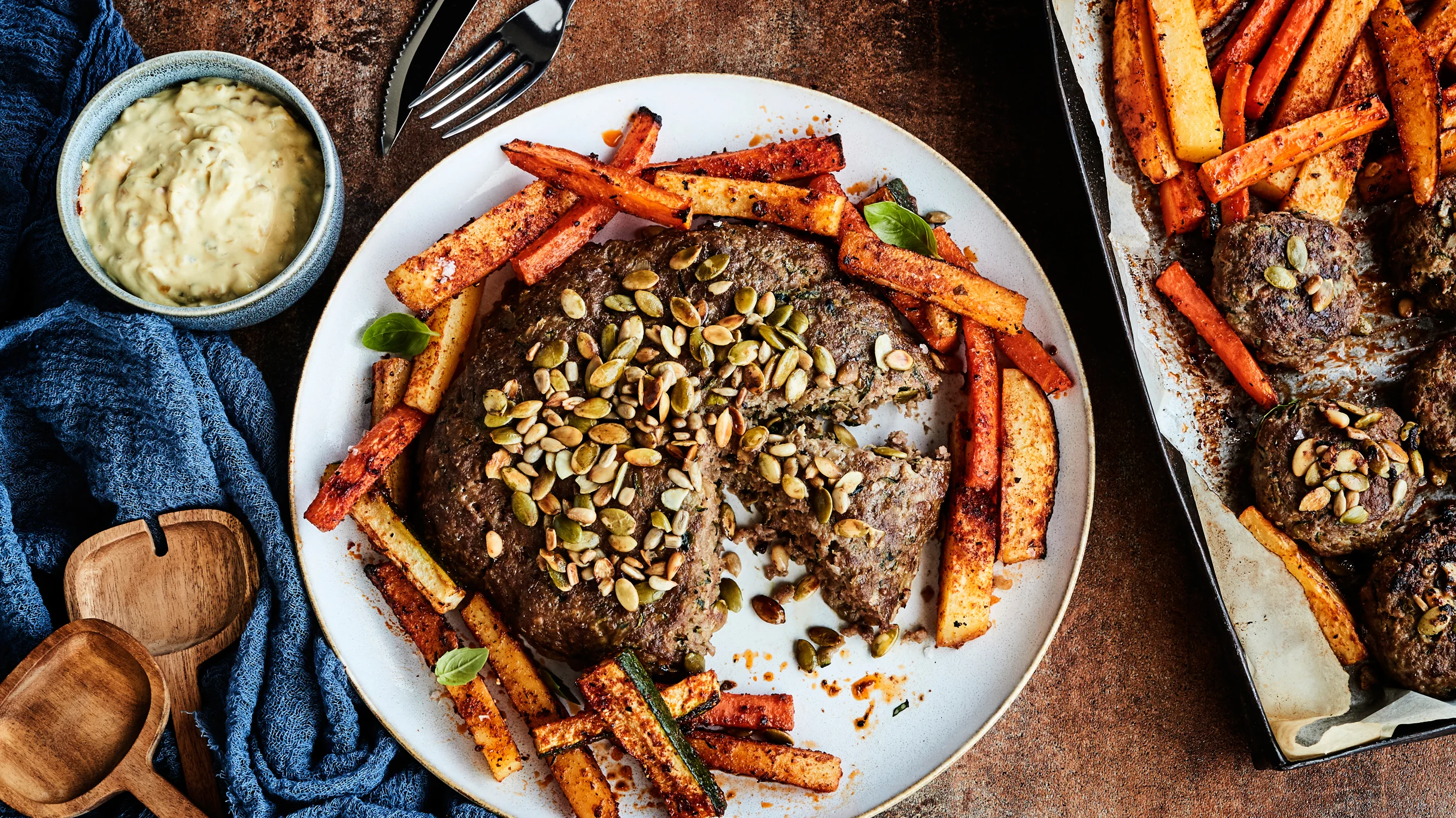 Kesäkurpitsa-jauhelihapihvit ja cajunkasvikset