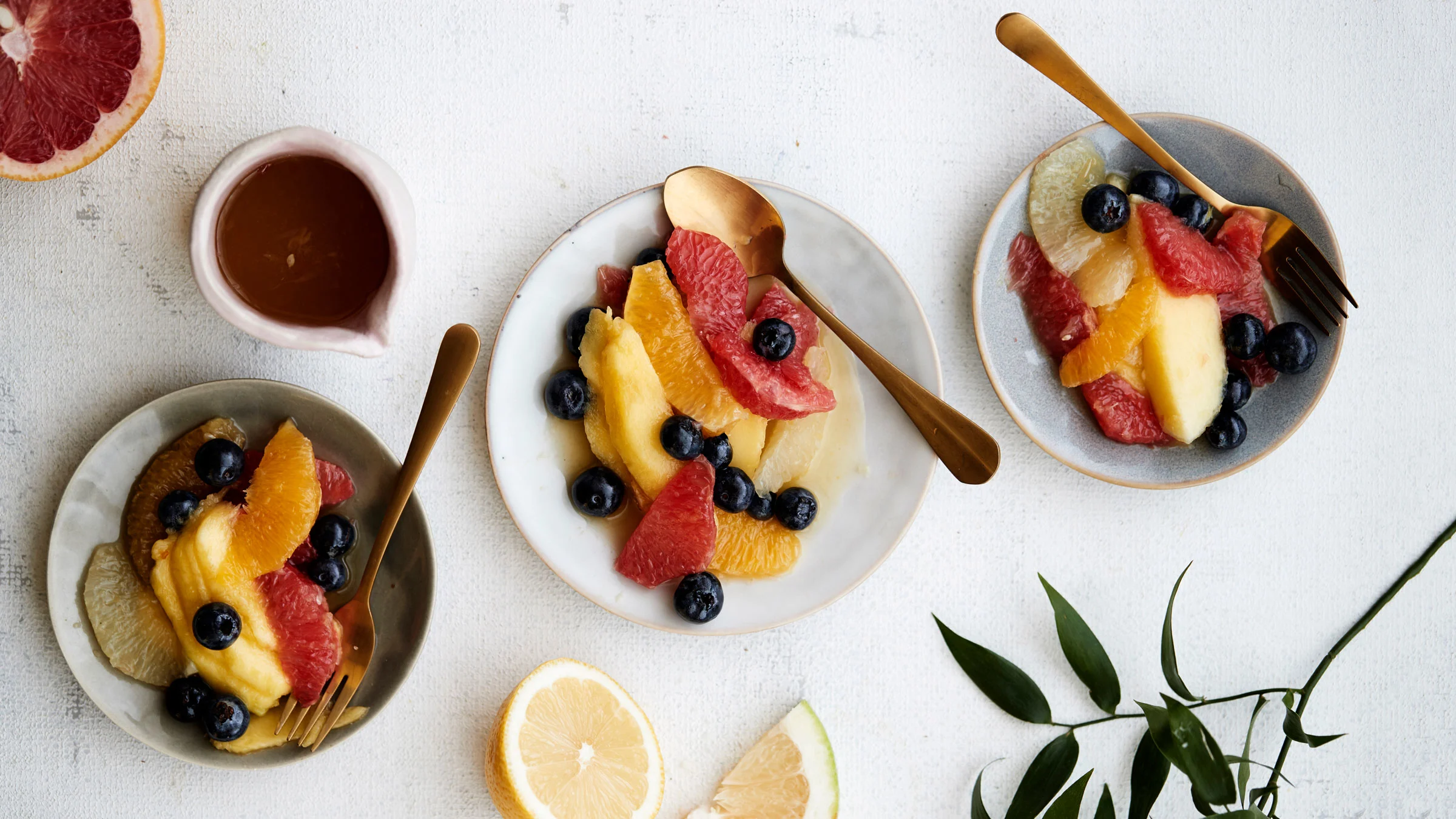 Raikas hedelmäsalaatti inkivääri-sitrusliemellä