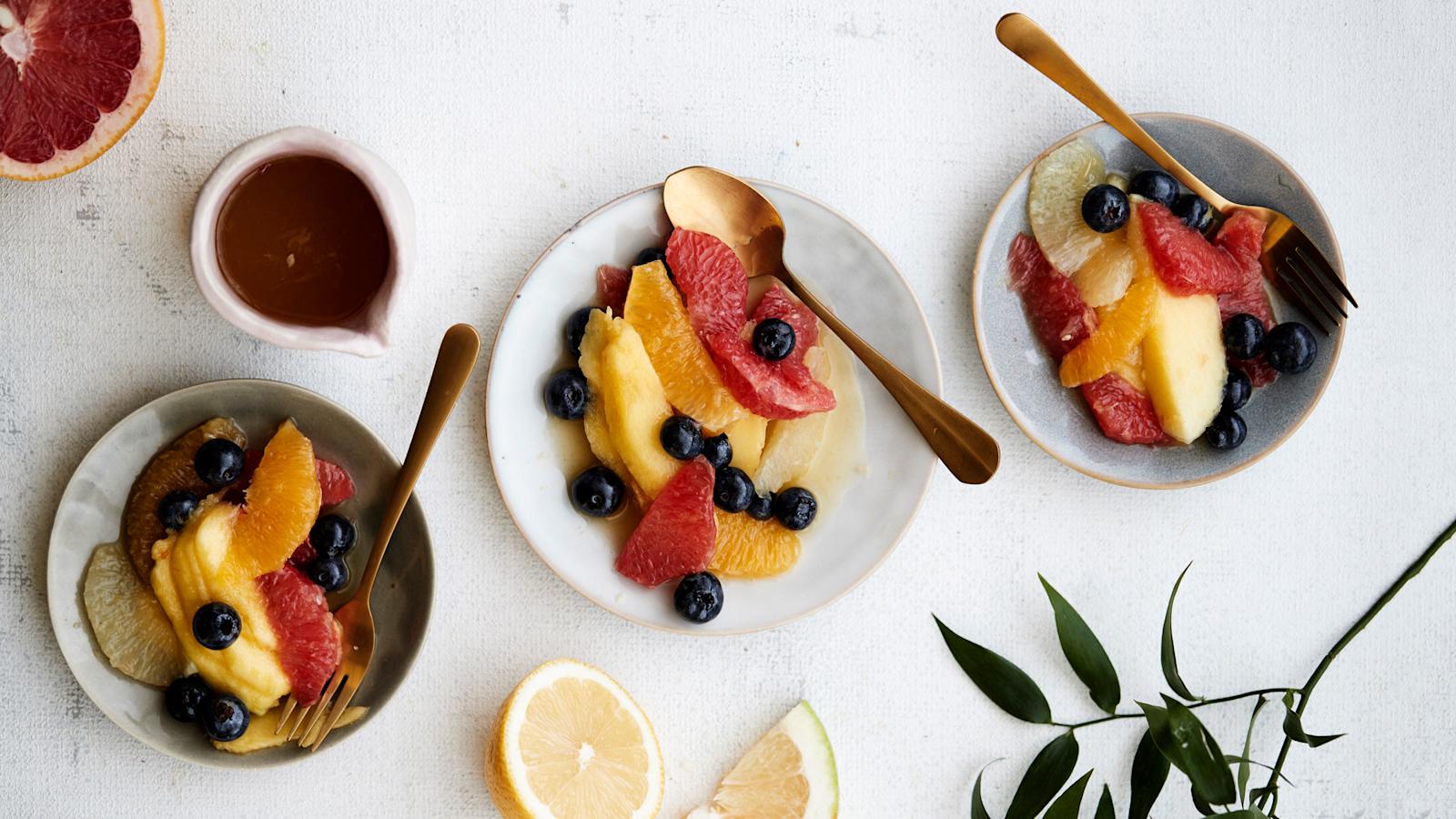 Raikas hedelmäsalaatti inkivääri-sitrusliemellä