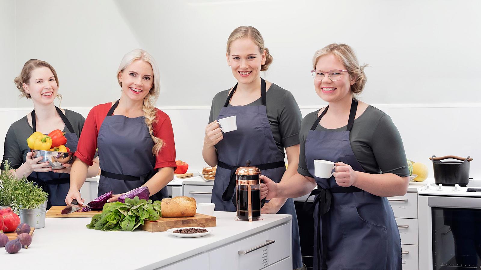 S-ryhmän kokeilukeittiössä on aina suosittu terveellisiä valintoja. Ravitsemussitoumuksen myötä ne nousevat entistäkin tärkeämpään rooliin. Työpöydän äärellä Anni Kulju, Anne Ponkkonen, Henriikka Hankamäki ja Hanne Penttinen.