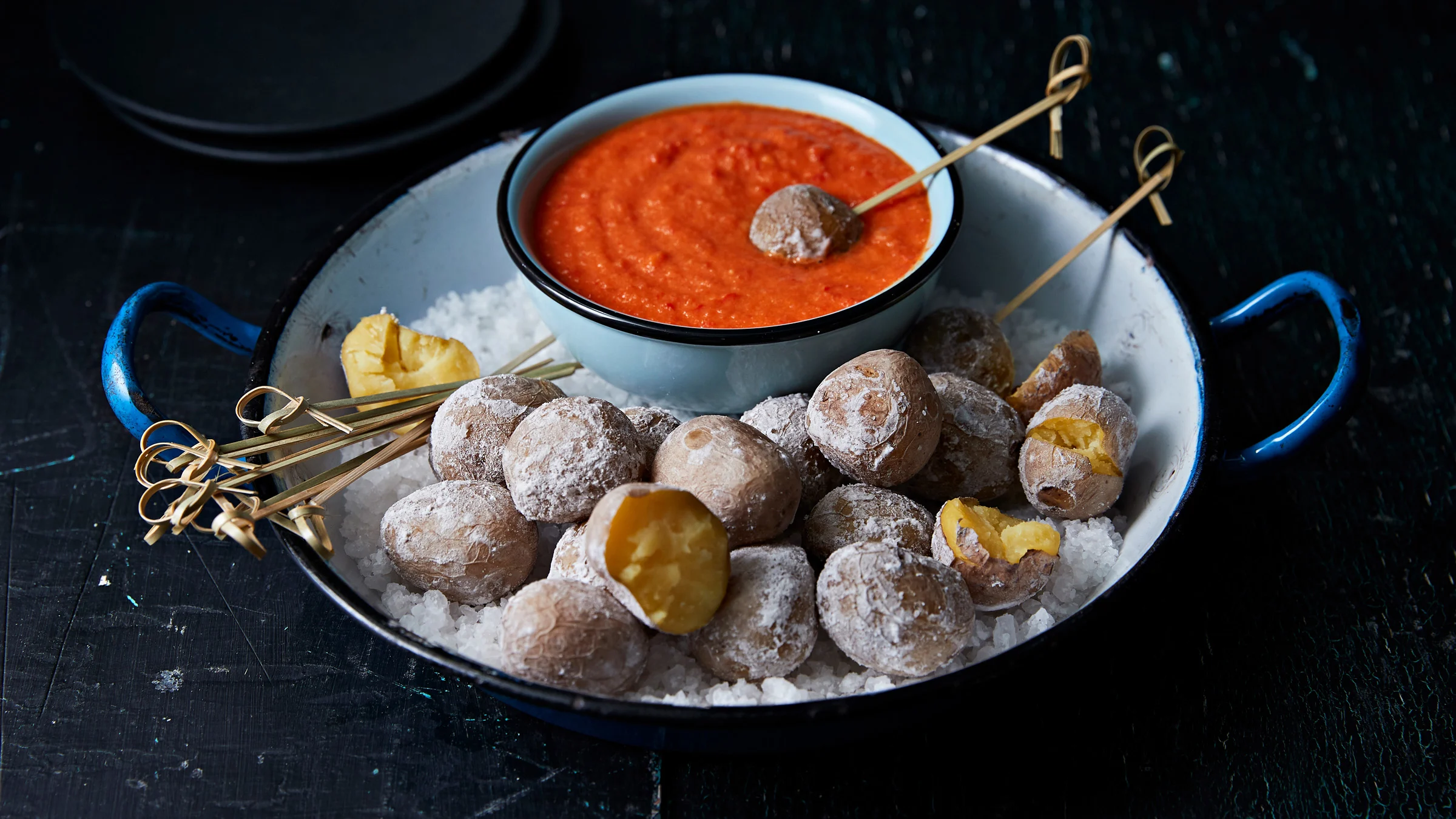 Papas arrugadas ja Mojo Rojo -kastike