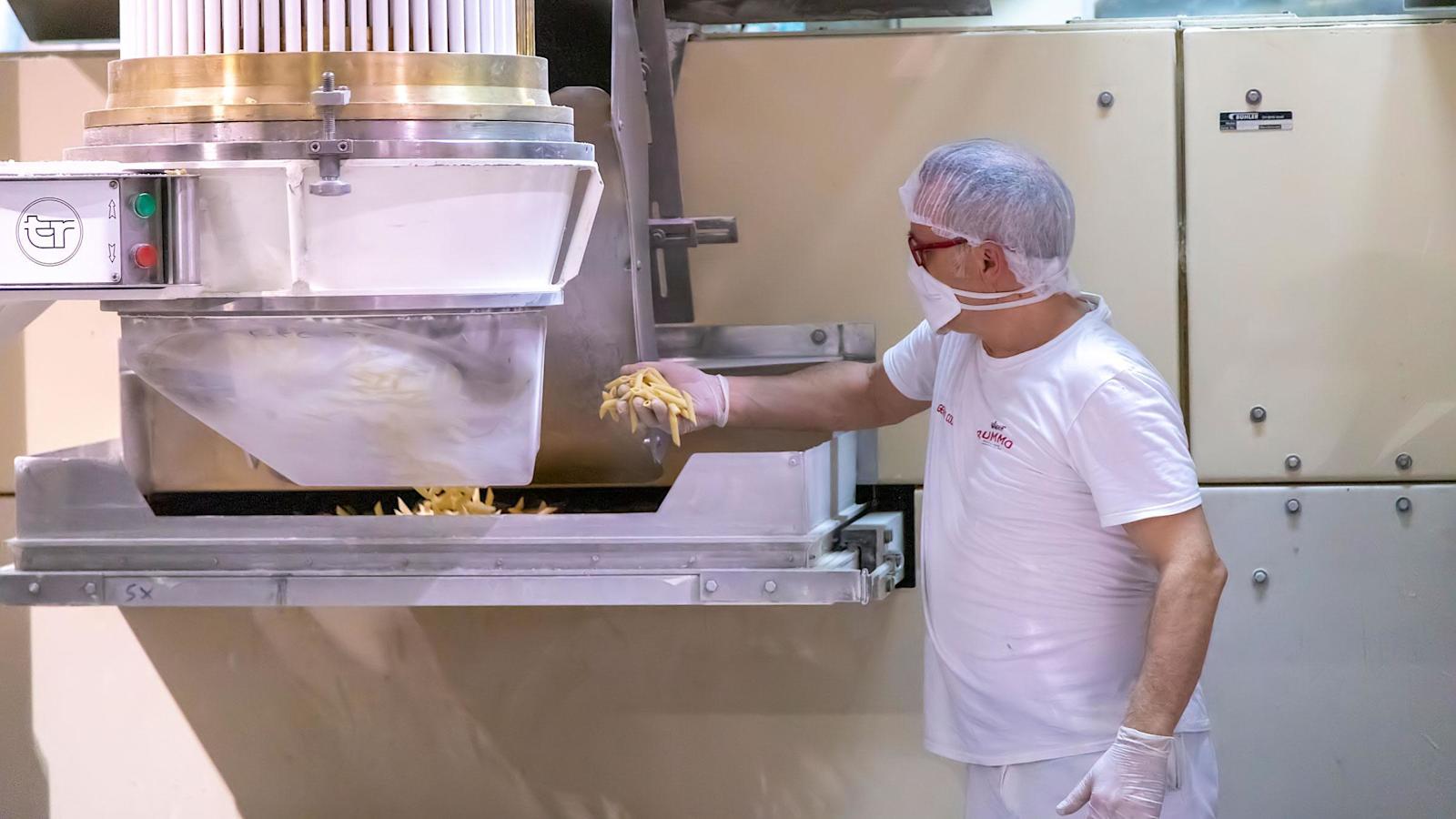 Gennaro Colucci tarkastaa tuoretta pennepastaa.