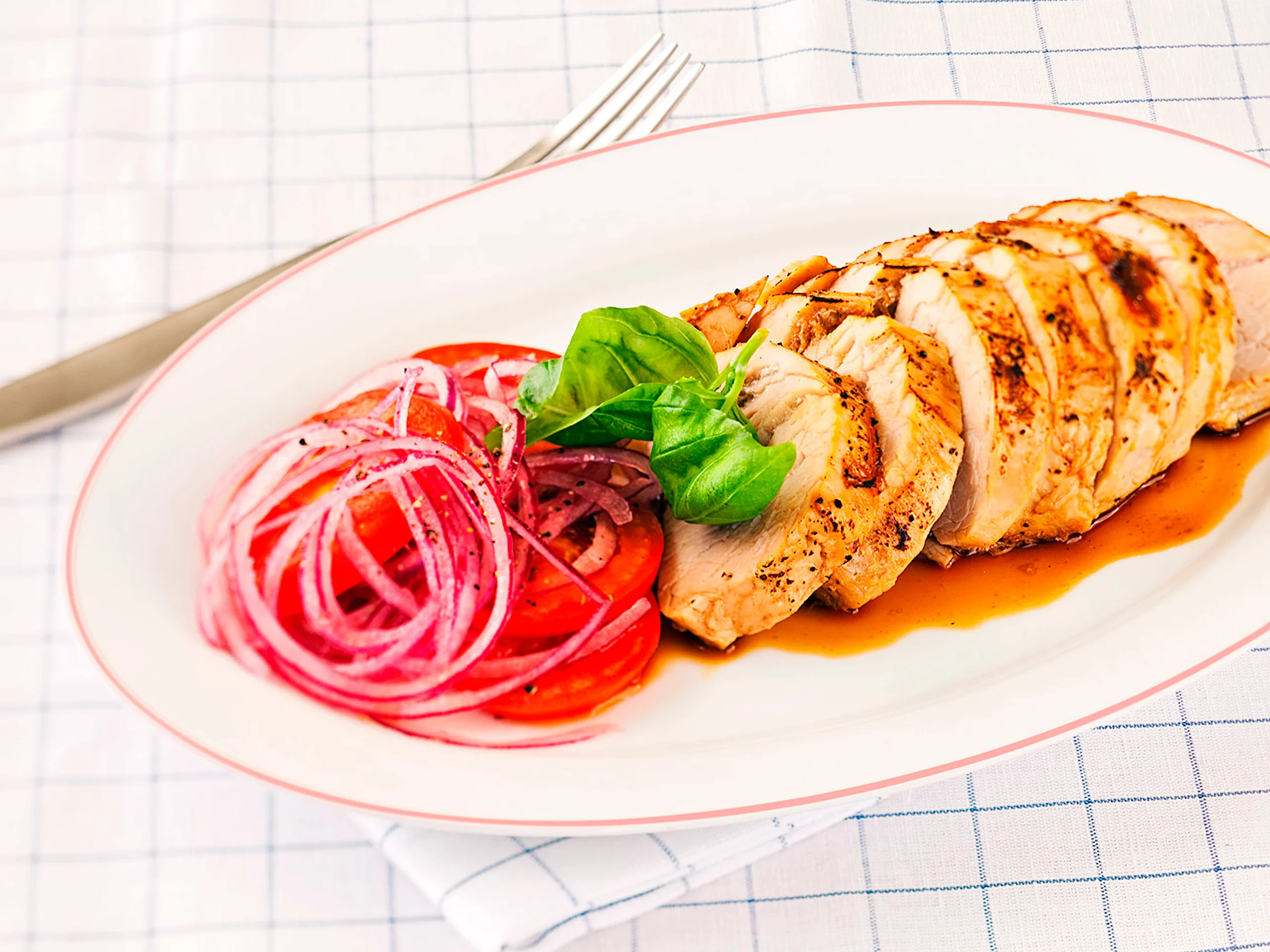 Porsaan uunifilee ja punasipuli-tomaattisalaatti